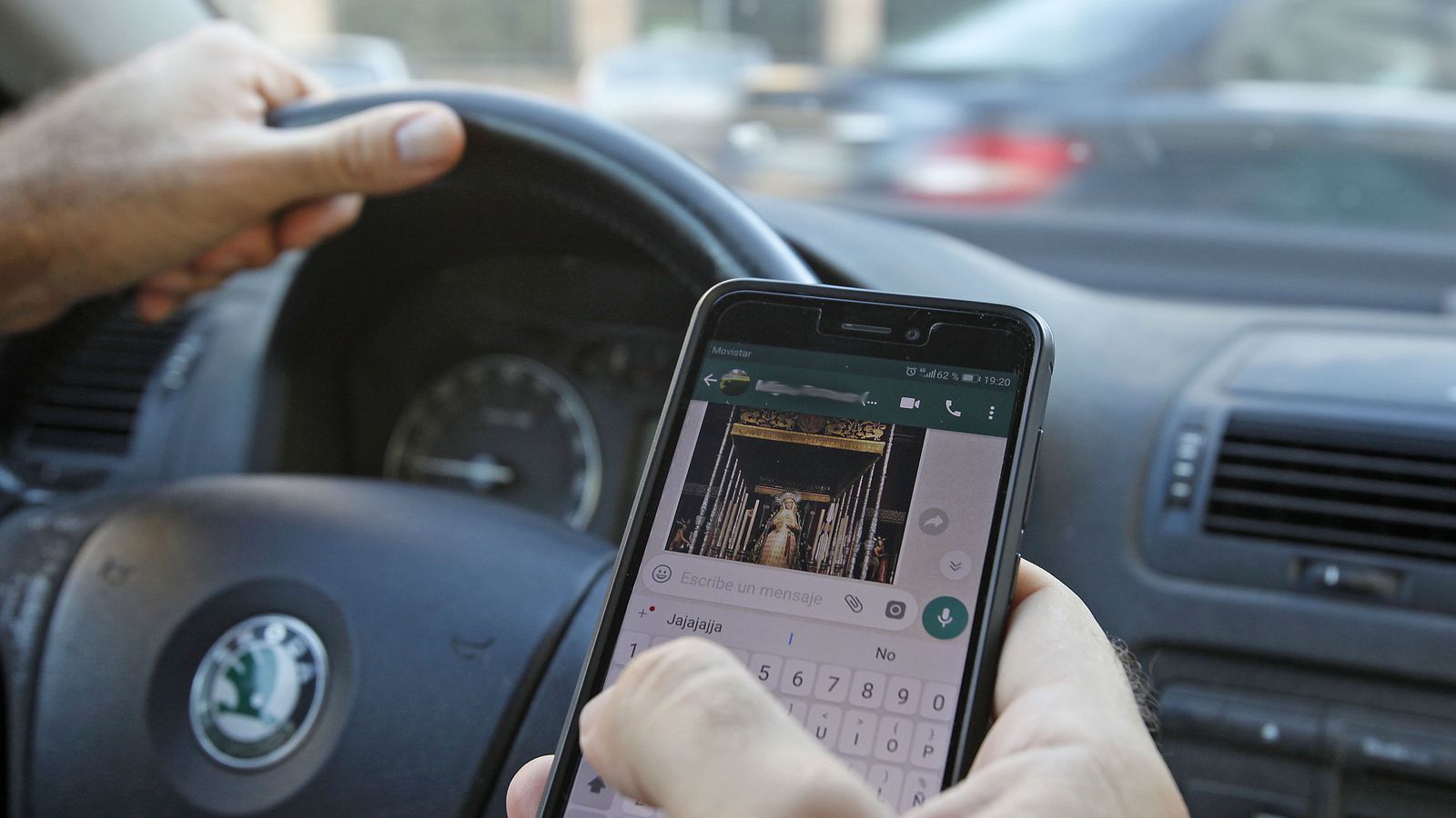 Usar el móvil cuando se conduce es uno de los principales motivos para la retirada de puntos del carné.