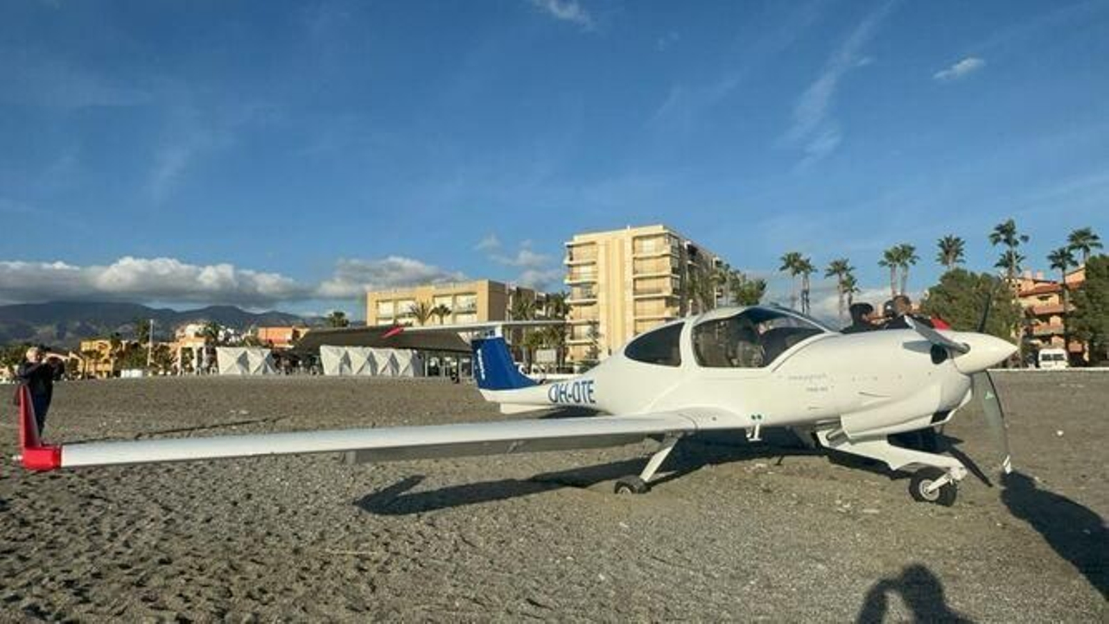 La avioneta, frente a Los Faroles de Salobreña.