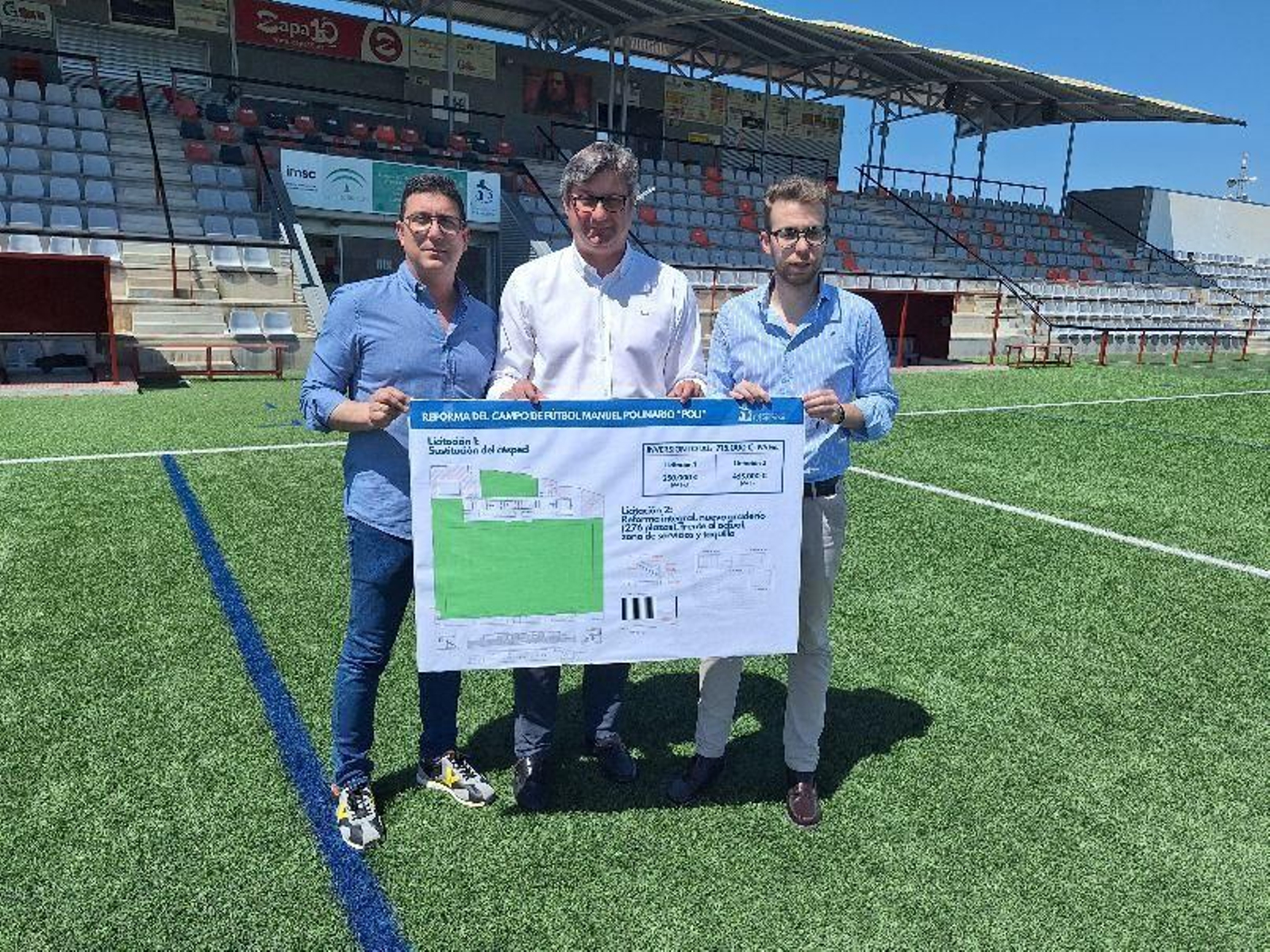 El alcalde de Puente Genil, en el centro, presenta la remodelación del Estadio Municipal Manuel Polinario. El alcalde de Puente Genil, en el centro, presenta la remodelación del Estadio Municipal Manuel Polinario.