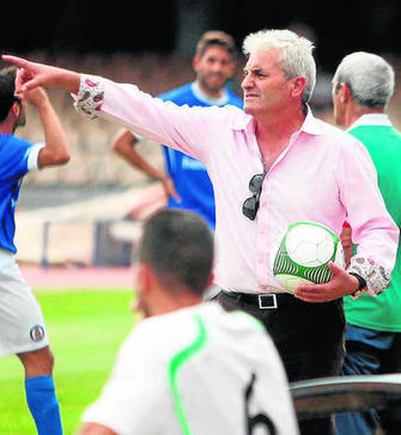 Canito da instrucciones a sus jugadores en el partido jugado en Chapín.