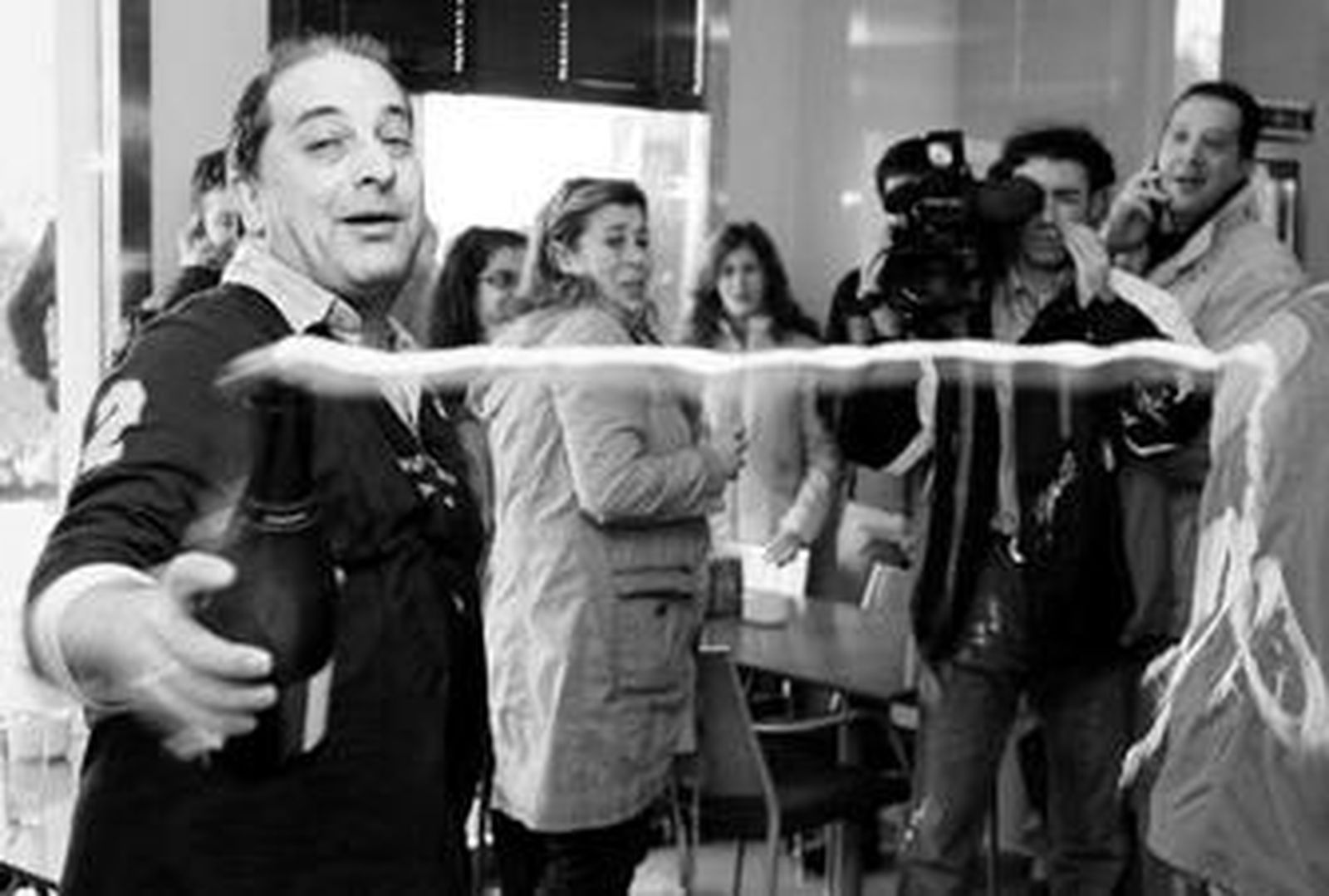 El dueño del restaurante, Ricardo Jiménez, celebra su suerte junto a clientes del bar, también agraciados.