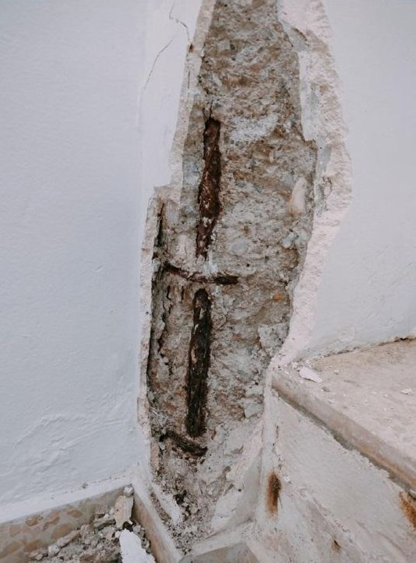 Imagen de uno de los pilares dañados