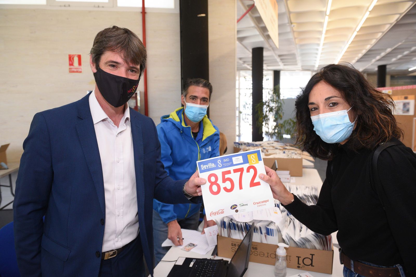 El delegado David Guevara, en la entrega de dorsales a los corredores.