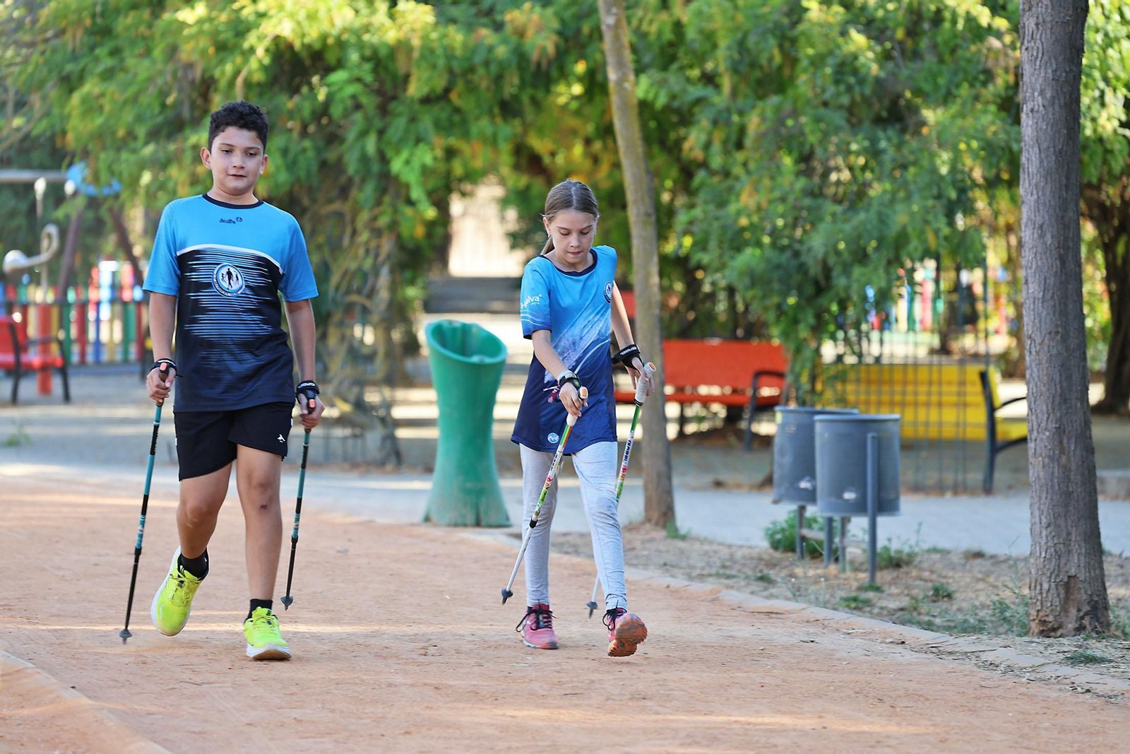Imágenes de un entrenamiento de marcha nórdica del CD Multideportes