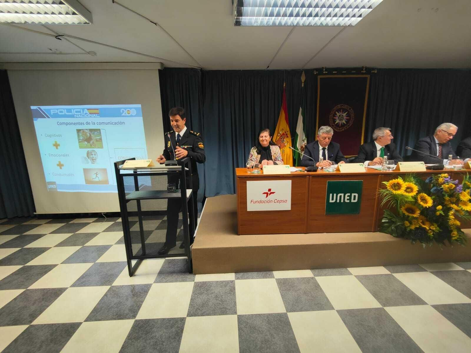 El inspector Joaquín Llanos durante la conferencia.