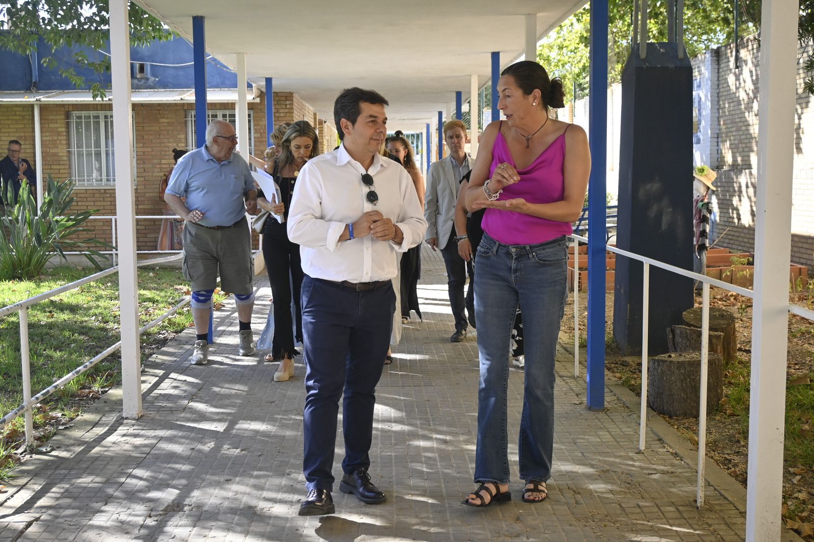 Loles López y Pilar Miranda visitan la escuela de verano del Distrito V, en imágenes