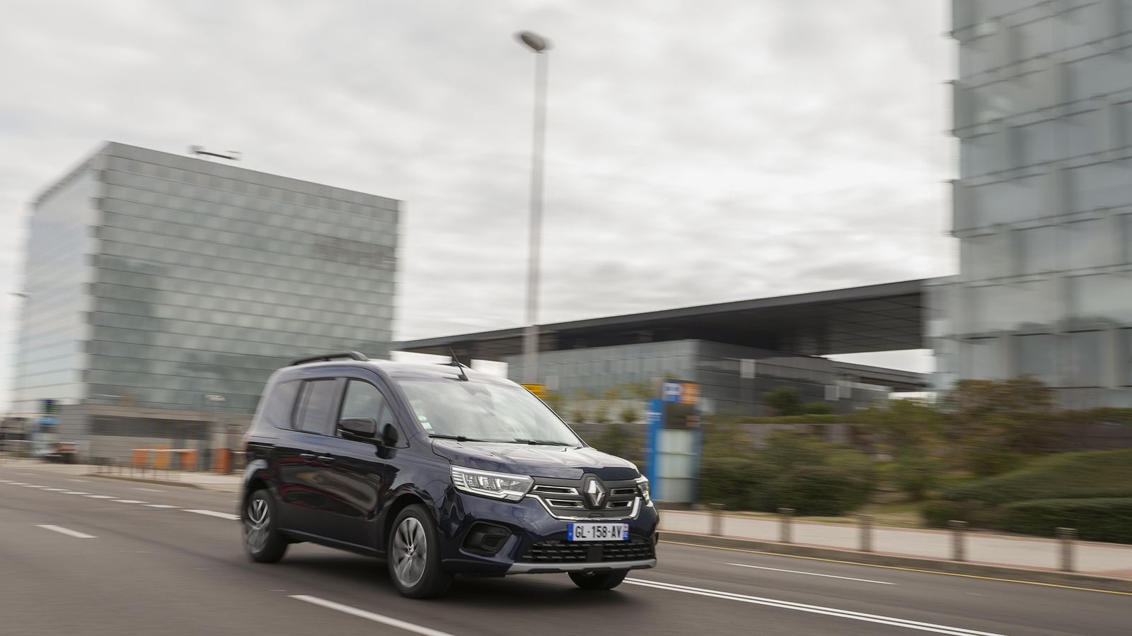 Con esta versión acristalada y con una segunda fila de asientos, Renault aporta una variante de mayor versatilidad en el uso tanto profesional como familiar.