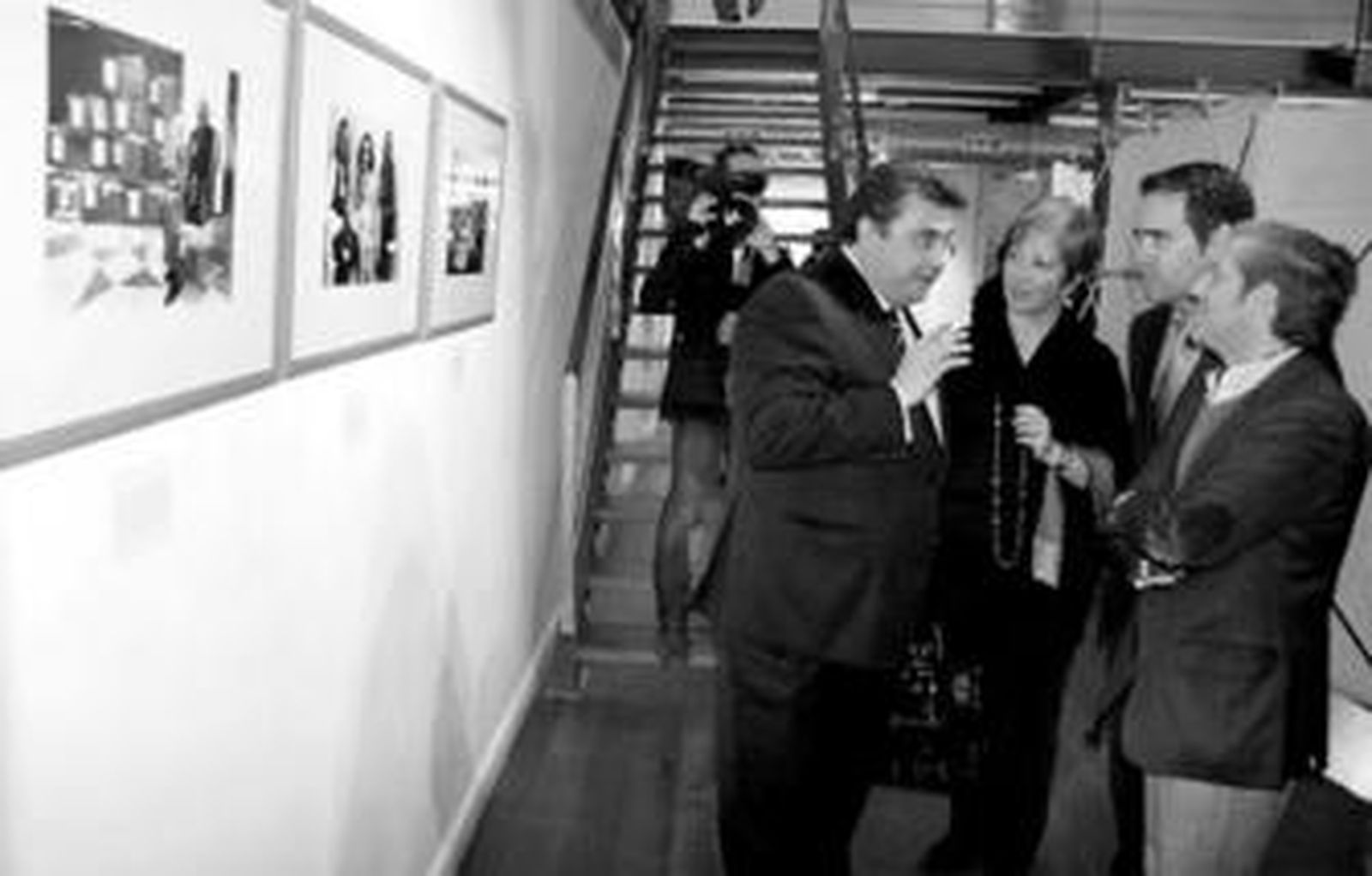 1. El alcalde, Enrique Moresco, con Hortensia Aguilar, concejala de Comunicación, Rafael Navas, director de Dario de Cádiz, y el fotógrafo Fito Carreto.  2. Parte de los compañeros que conforman o han formado parte de la plantilla de la Delegación de El Puerto de Diario de Cádiz junto con varios de los colaboradores habituales del periódico. 3. Un momento del acto inaugural de la muestra con la delegada en El Puerto de Diario de Cádiz, Teresa Almendros, dirigiéndose a los asistentes. /FOTOS: ANDRÉS MORA