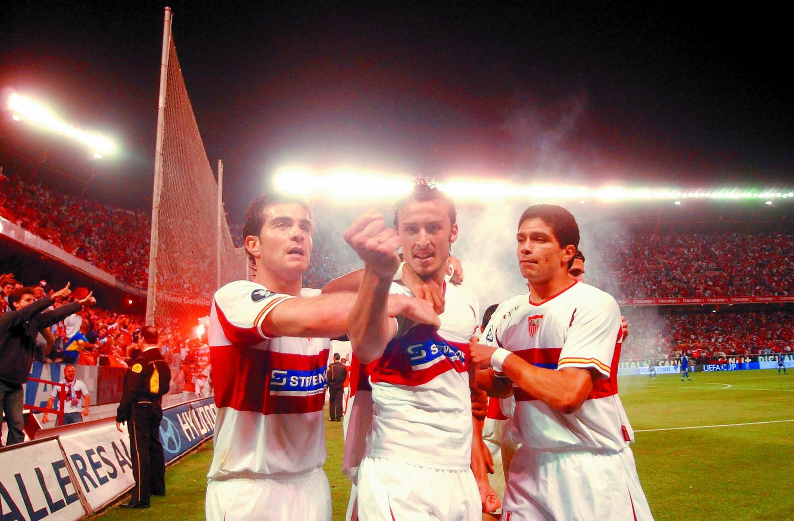 Puerta celebra su memorable gol mirando a la cámara abrazado por Maresca y Renato.