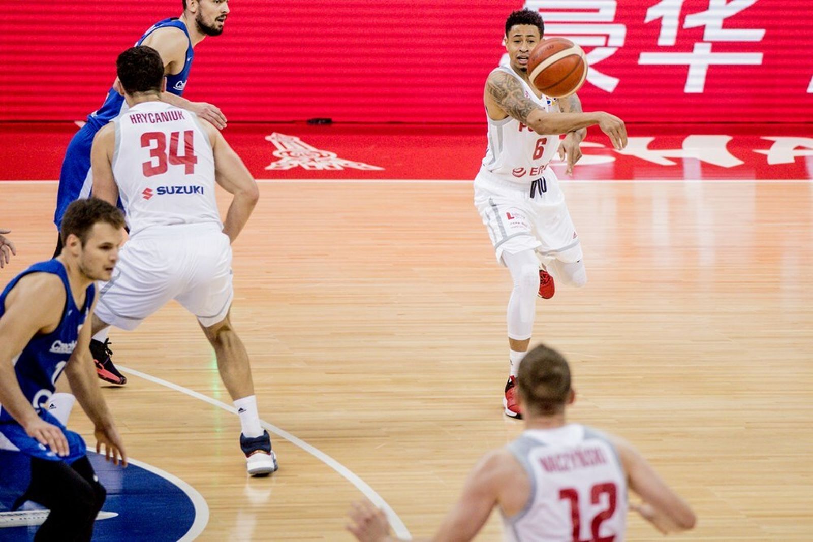 A.J. Slaughter le da un pase a Waczynski durante el pasado Mundial en el duelo entre Polonia y República Checa.