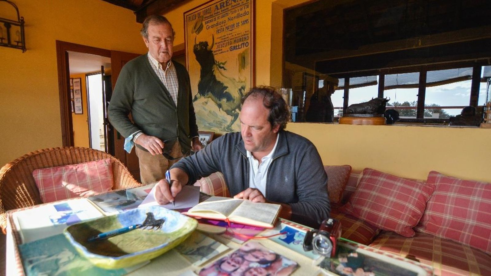 José Núñez Cervera y su hijo Javier, en el cortijo.