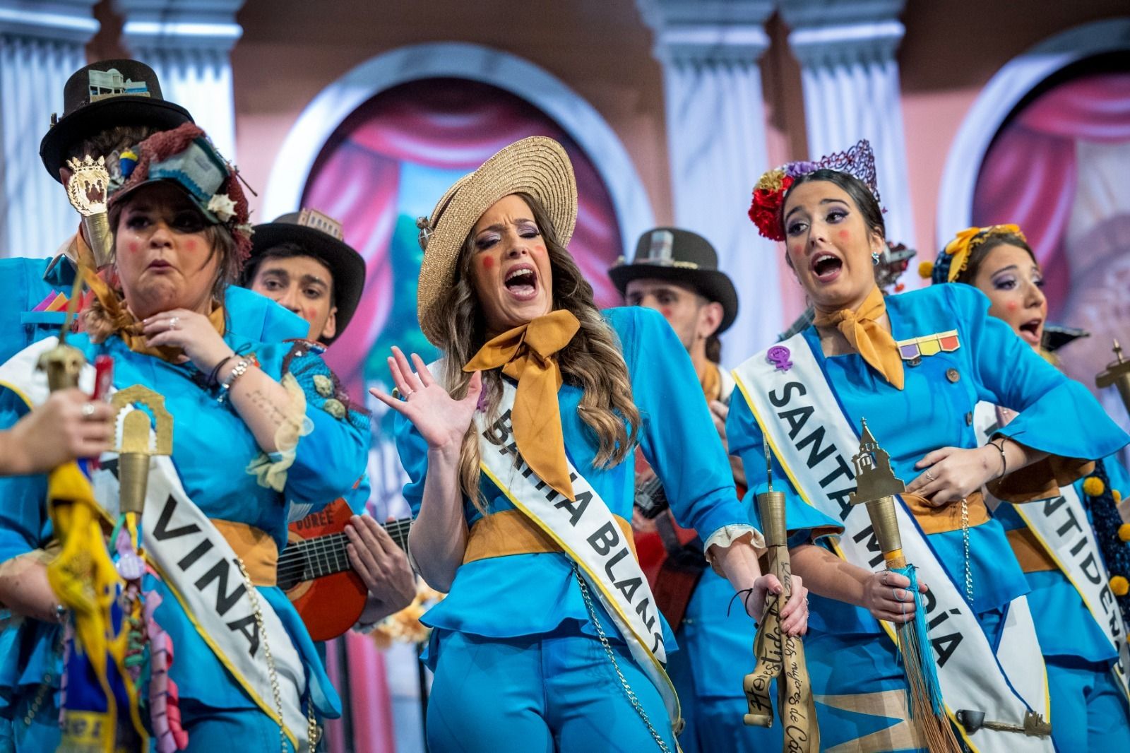 Palmira Santander, a la izquierda, cantando junto a sus compañeras.
