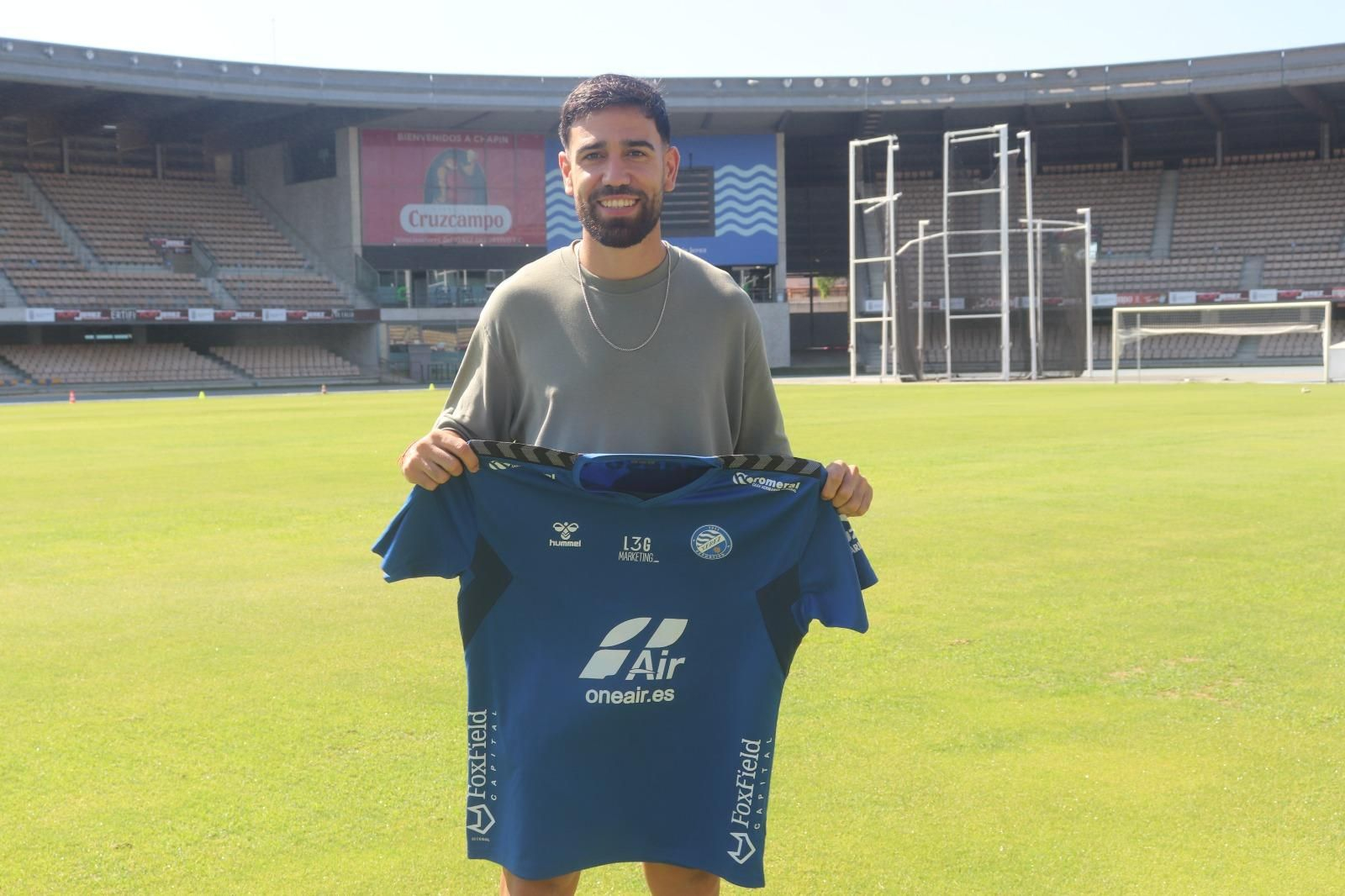 Christian Dieste, en Chapín tras ser presentado como nuevo jugador del Xerez DFC.