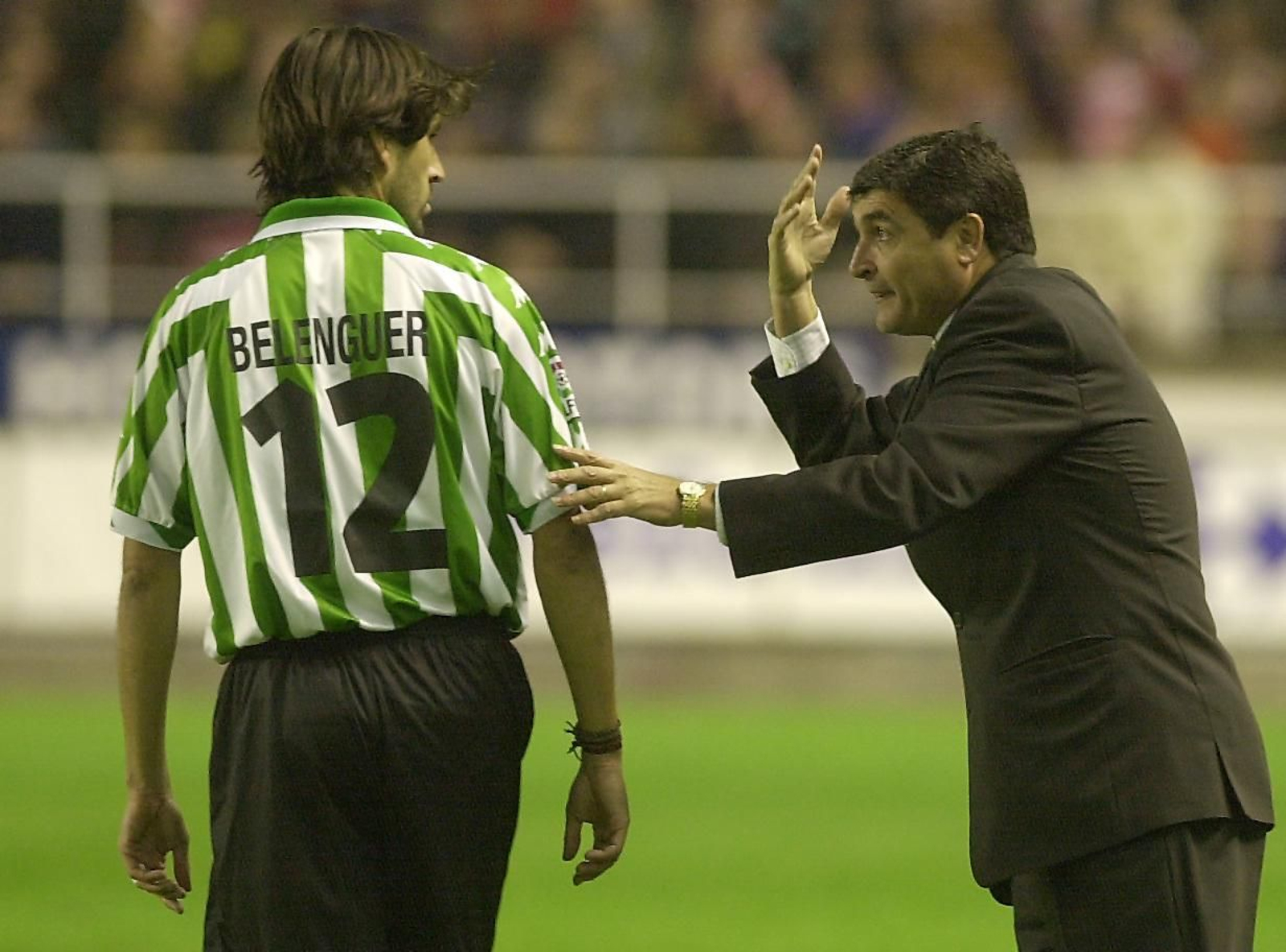 Juande Ramos da una indicación a Belenguer en el Sevilla-Betis de la Liga 2001-02. Juande Ramos da una indicación a Belenguer en el Sevilla-Betis de la Liga 2001-02.