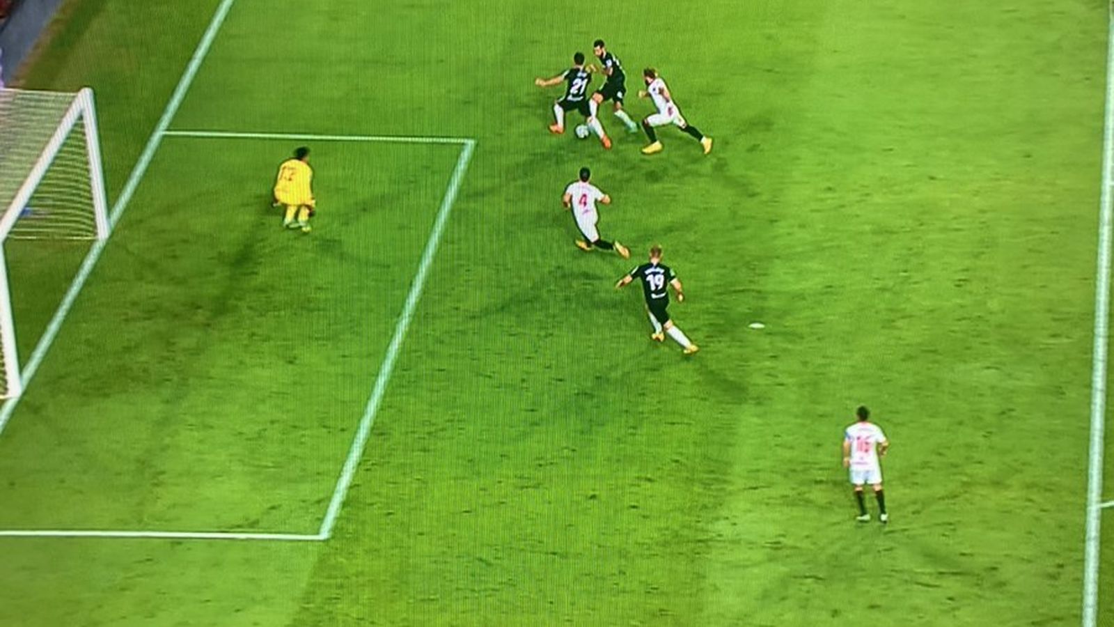 Momento en el que remata Brais Méndez con Silva haciendo una involuntaria pantalla.