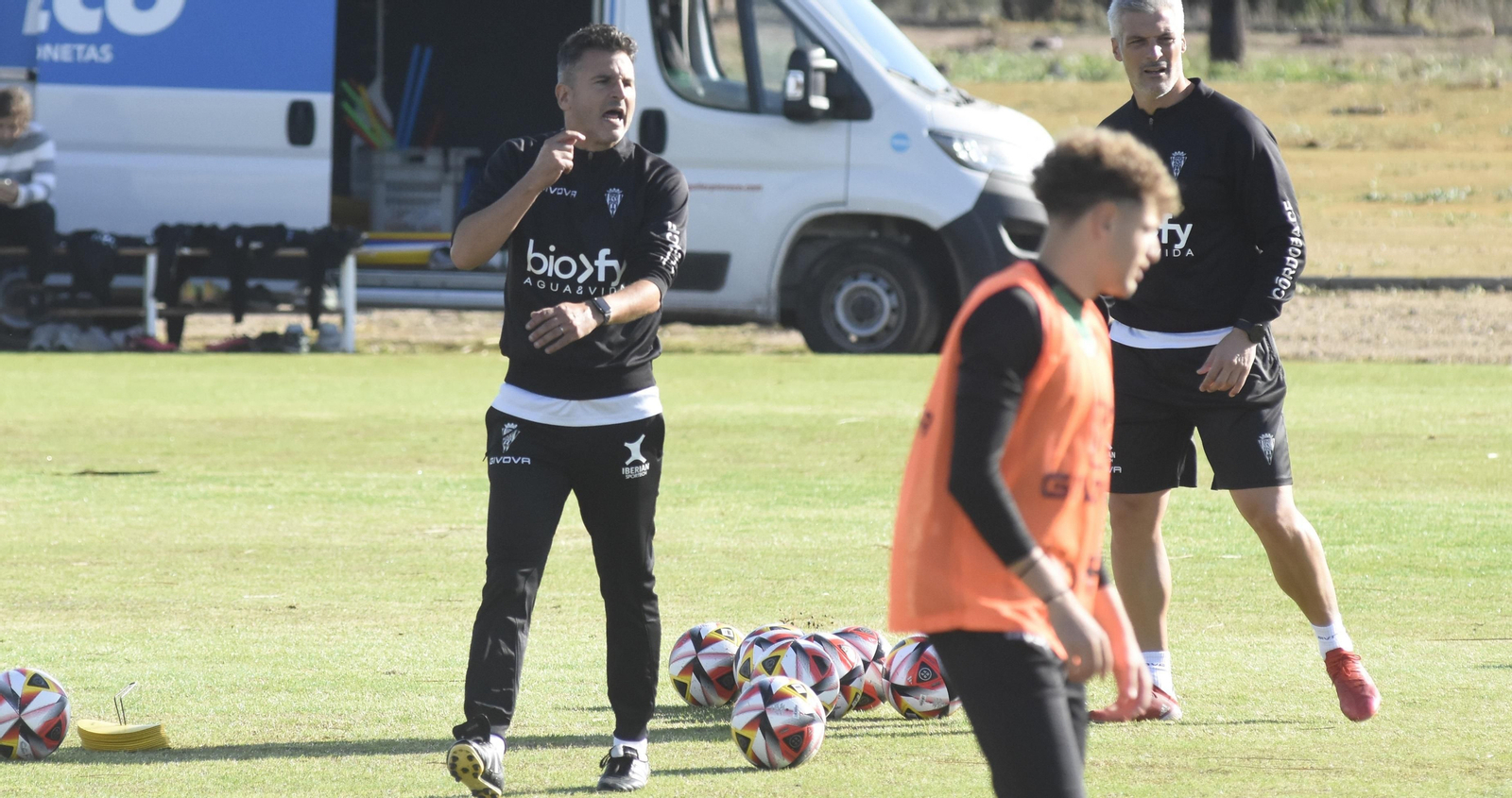 Iván Ania da órdenes durante un entrenamiento en la Ciudad Deportiva.