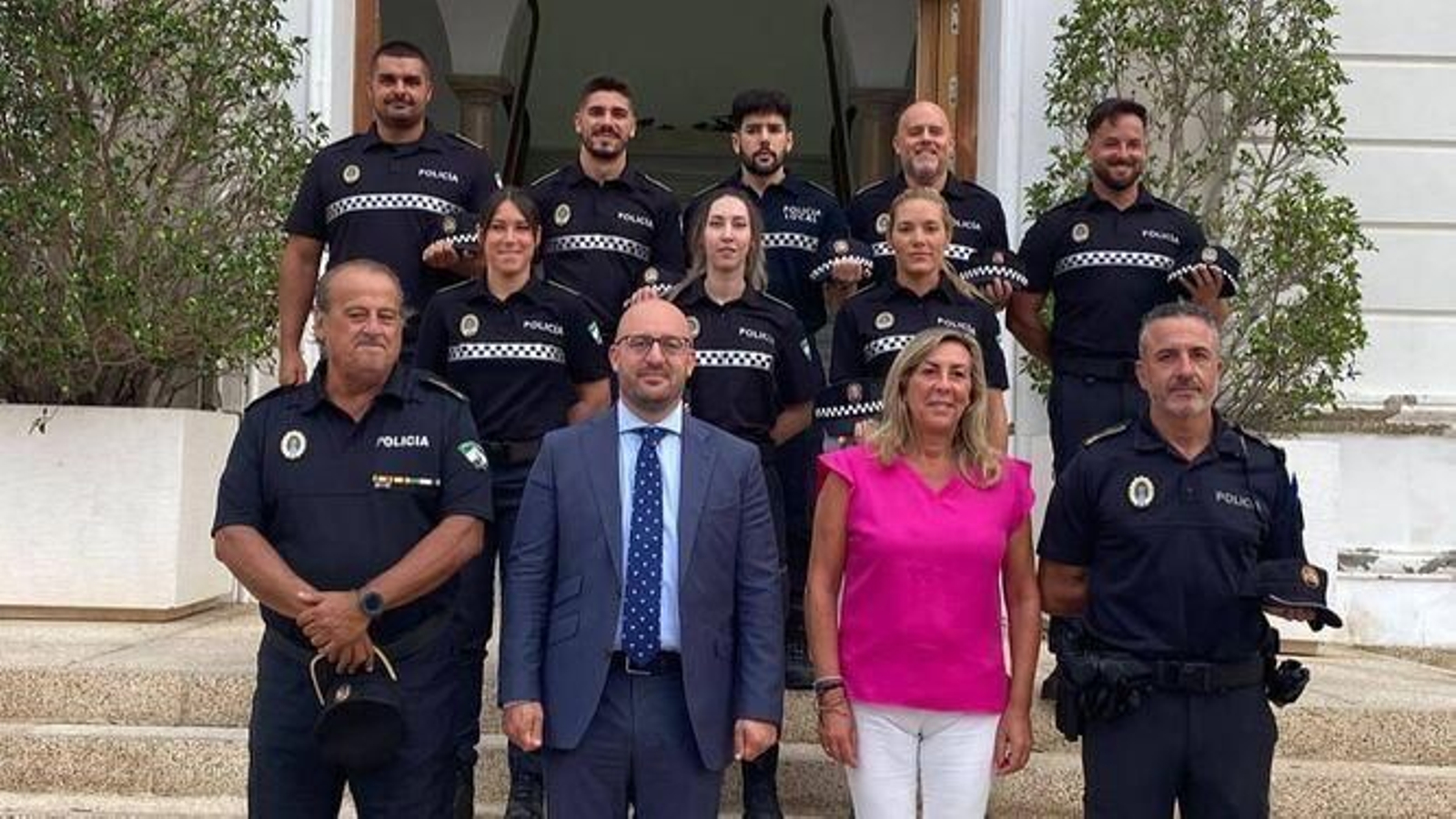 Los nuevos agentes, en las escaleras del Ayuntamiento junto al alcalde y la concejala de Seguridad.