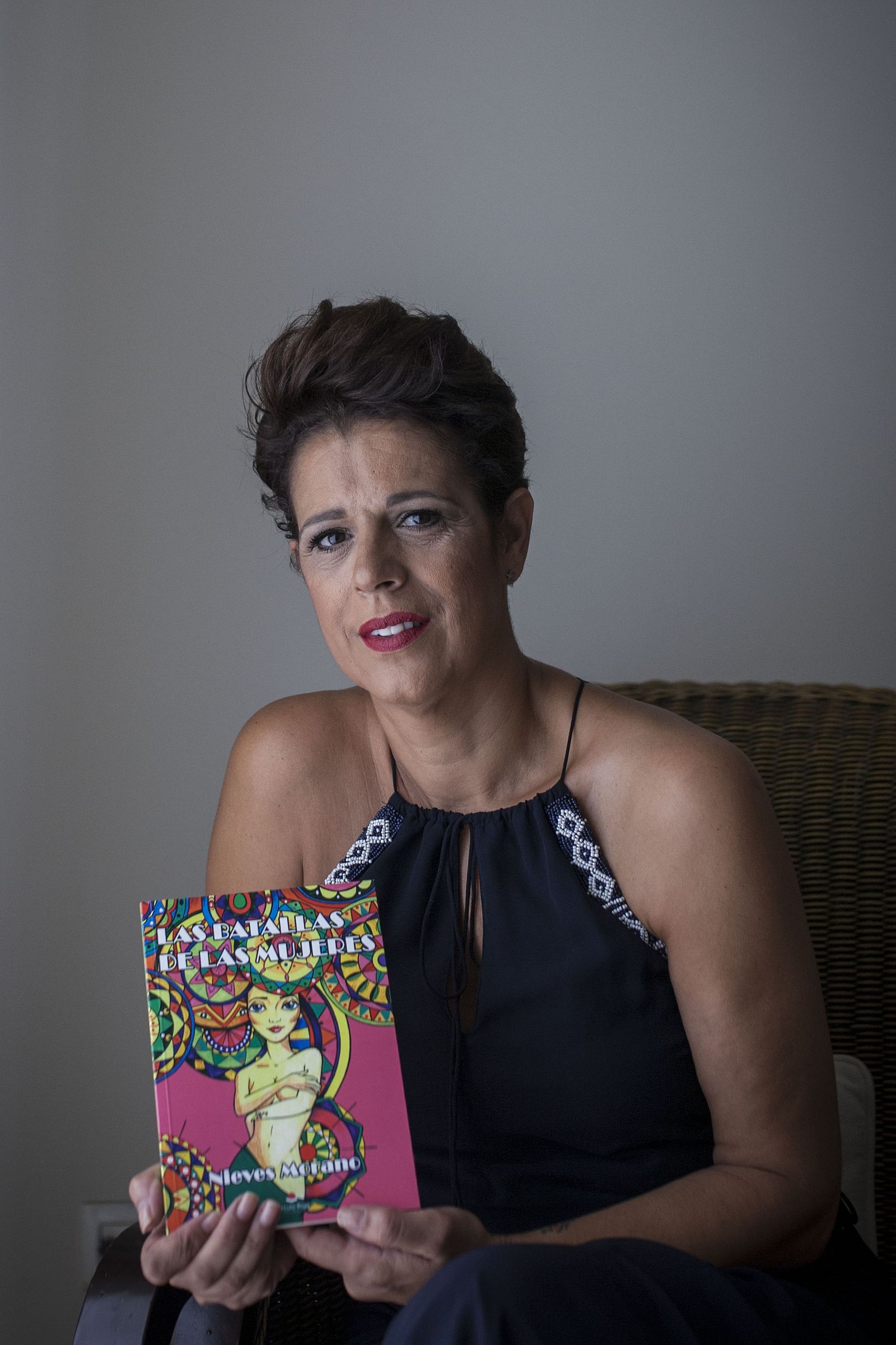 Nieves Morano posa para la entrevista con su última obra, 'La batalla de las mujeres'.