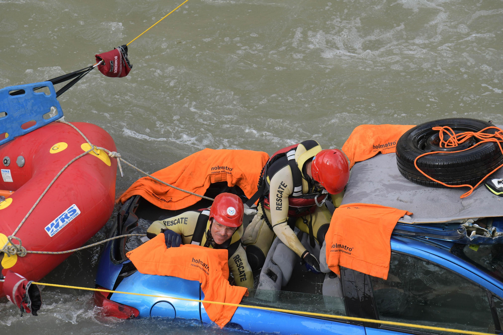Fotos: Las mejores imágenes del simulacro de rescate de un coche accidentado en el río Genil de Granada