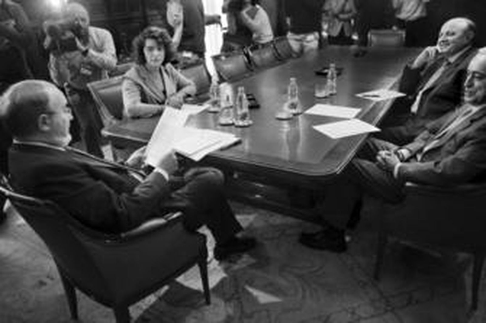 Pedro Solbes (izquierda) presenta el plan de compra de activos a los presidentes de la AEB y la CECA.