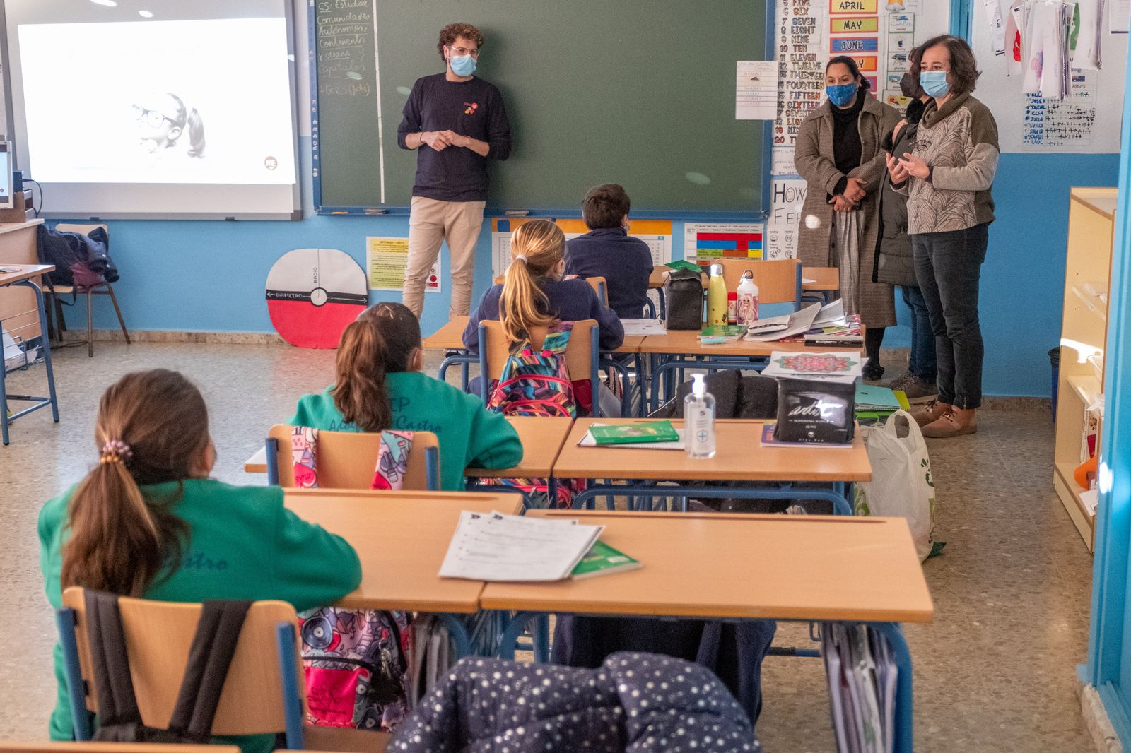 La concejala de Enseñanza, Ana Fernández, visita el colegio Adolfo de Castro.