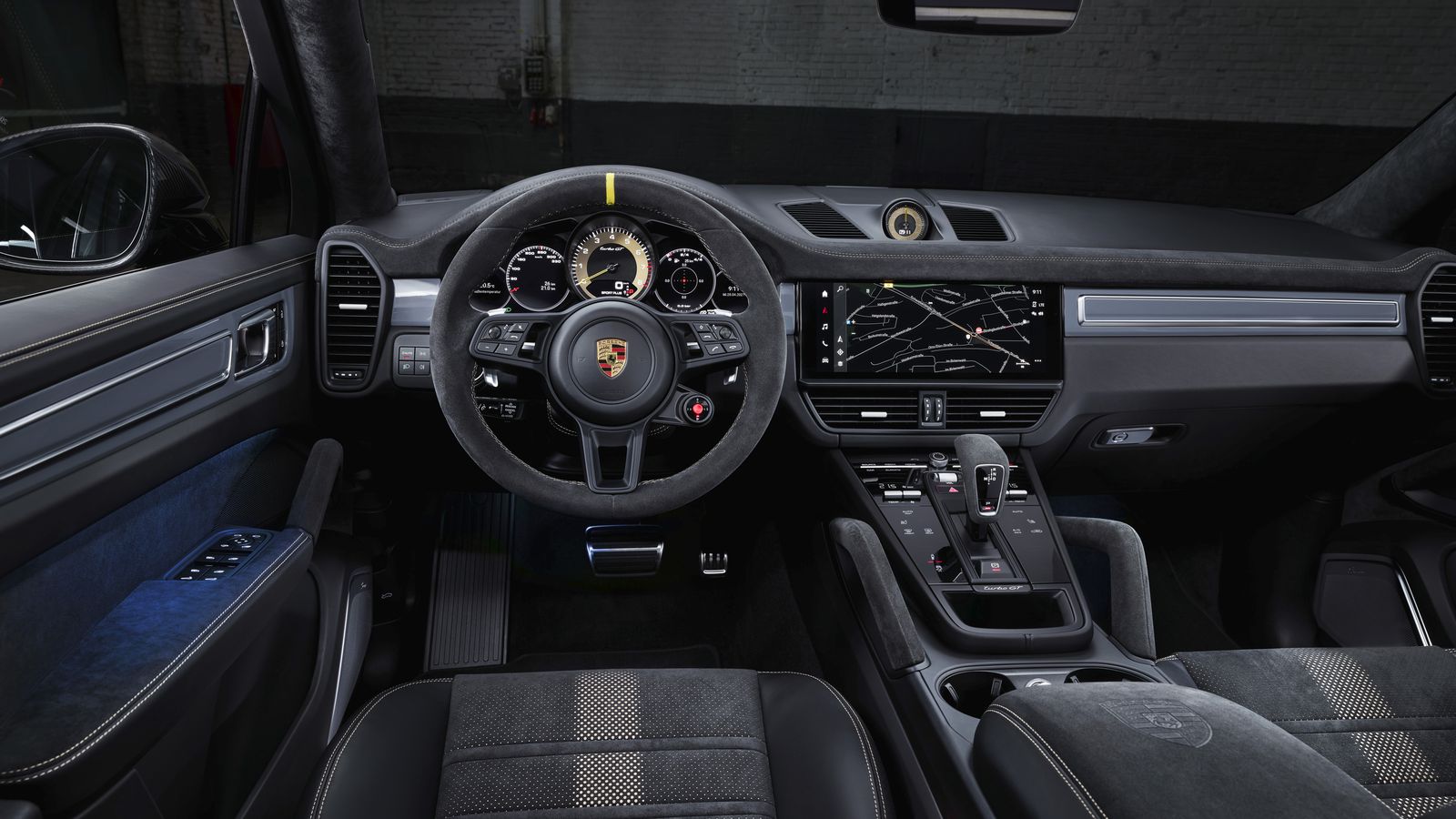 De aspecto tan deportivo por fuera, como por dentro, en donde, además, la configuración interior es de cuatro plazas con asientos de alta sujeción lateral.