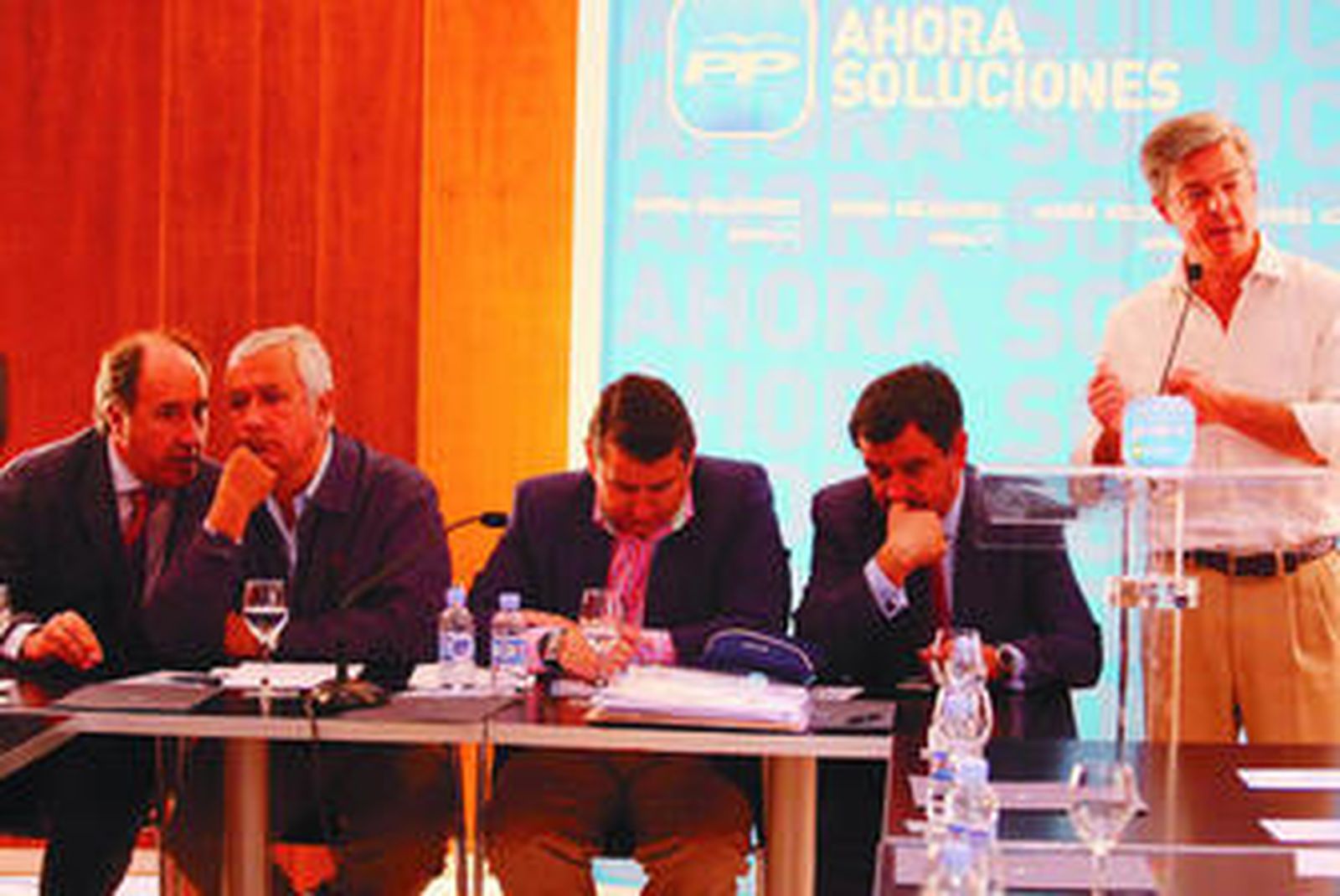 Juan Carlos Juárez, alcalde de La Línea, durante un acto con Javier Arenas y otros dirigentes del PP.