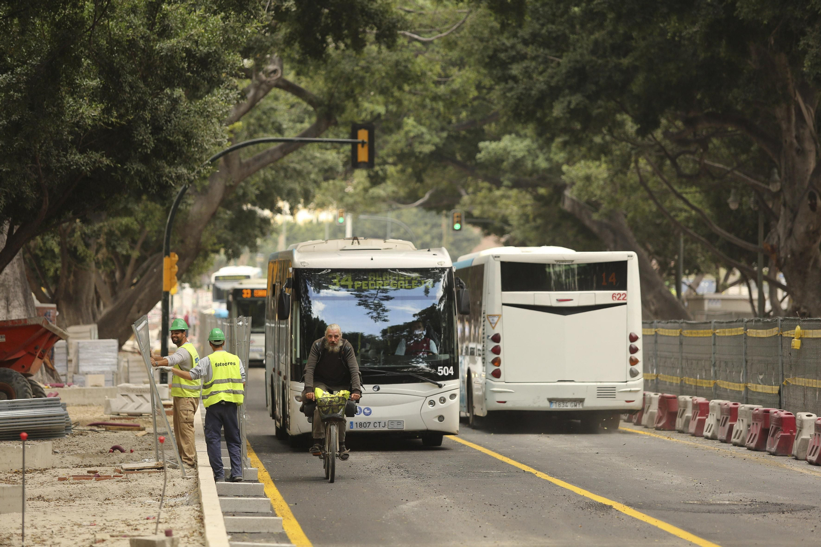 Paso de los autobuses, ayer, por el eje central de la Alameda.