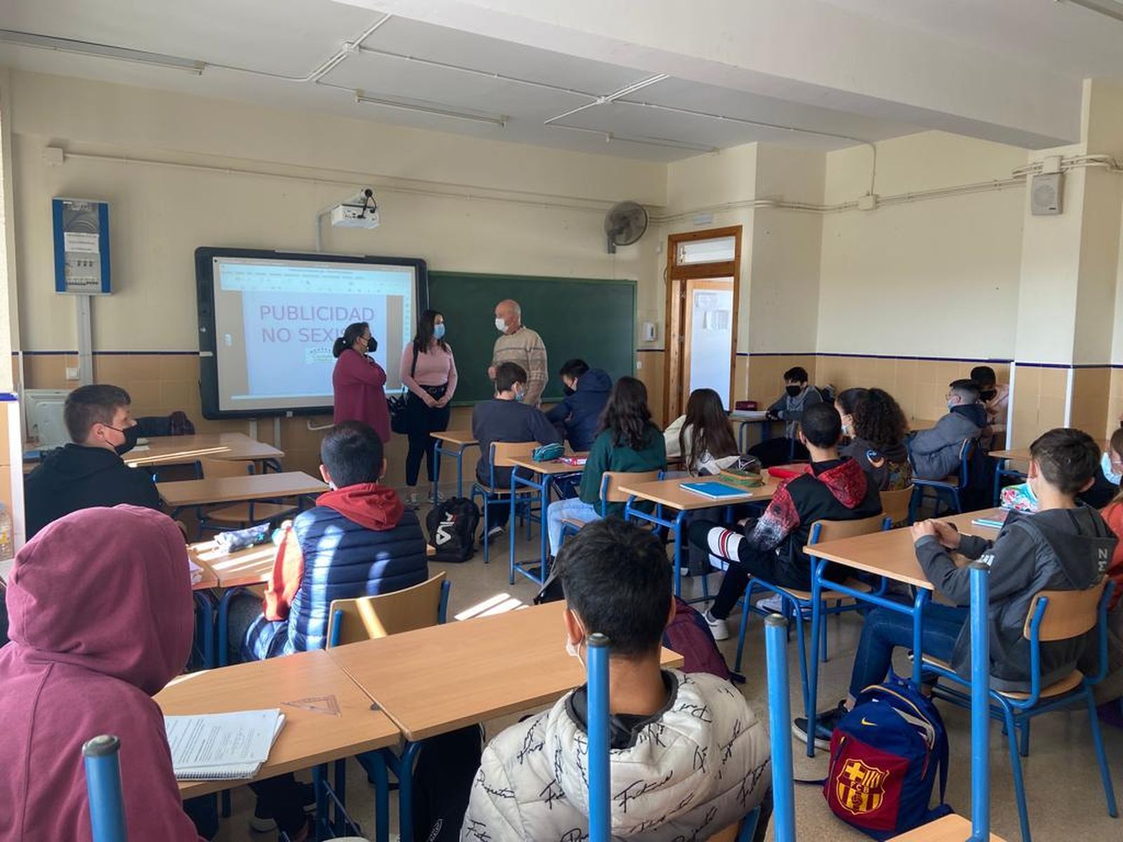 Taller de publicidad no sexista en el IES Virgen del Socorro de Rociana.