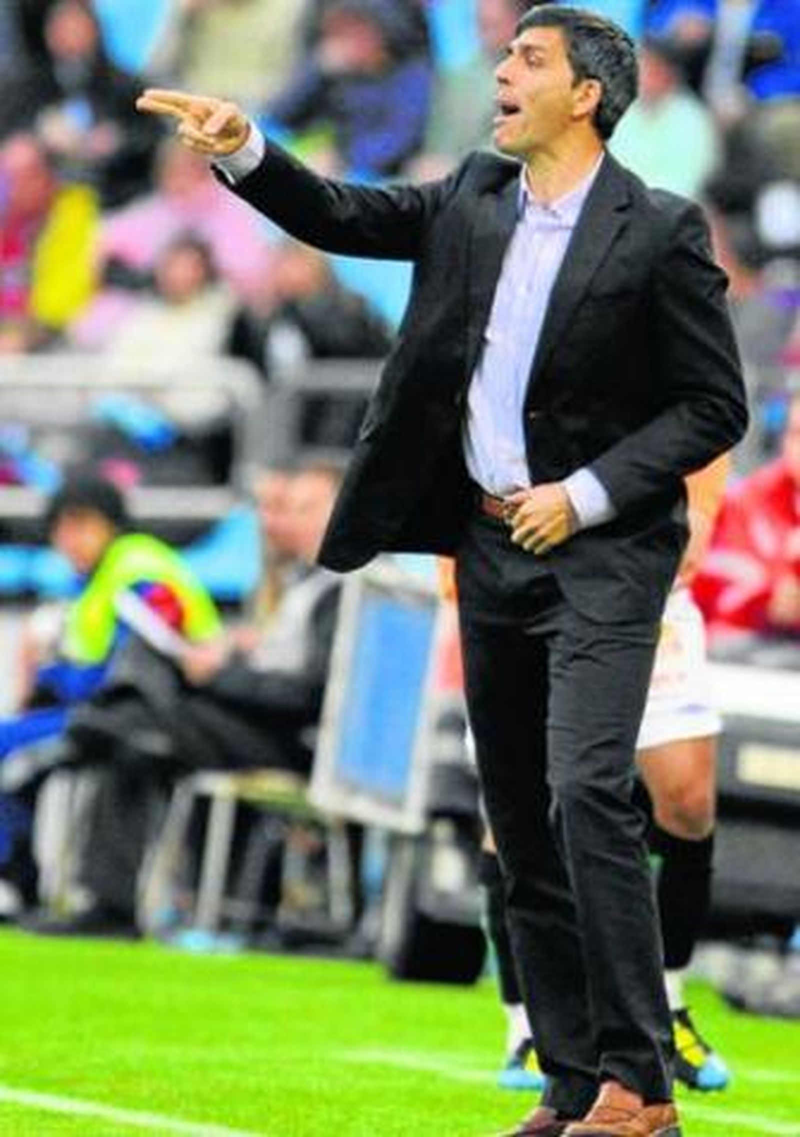 Muñiz da instrucciones durante el encuentro.