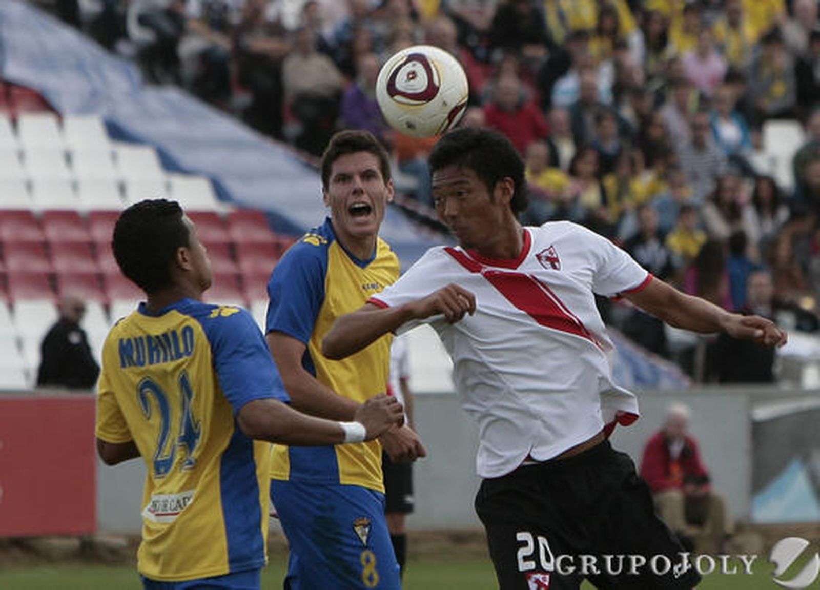 El delantero japonés del Sevilla se eleva ante Murillo y Yuste. 

Foto: Jose Angel Garcia