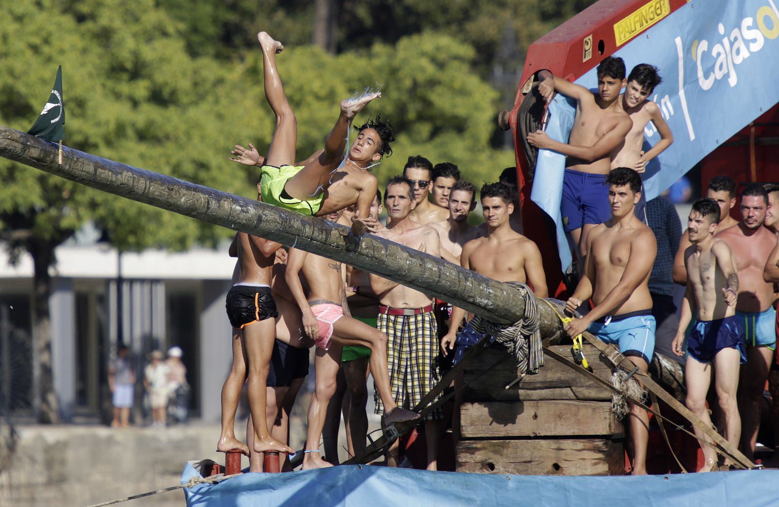 La cucaña de la Velá de Triana, en imágenes