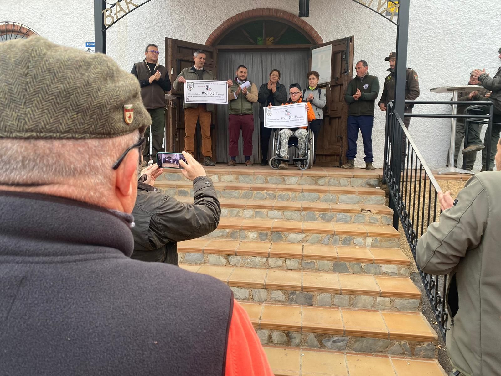 Momento en el que la Sociedad de Cazadores de Fiñana entrega el cheque a Juanjo Miranda, socio de la Asociación STOP-FA de personas afectadas por la enfermedad Ataxia de Friedreich. Es de Padules y un gran aficionado a la caza