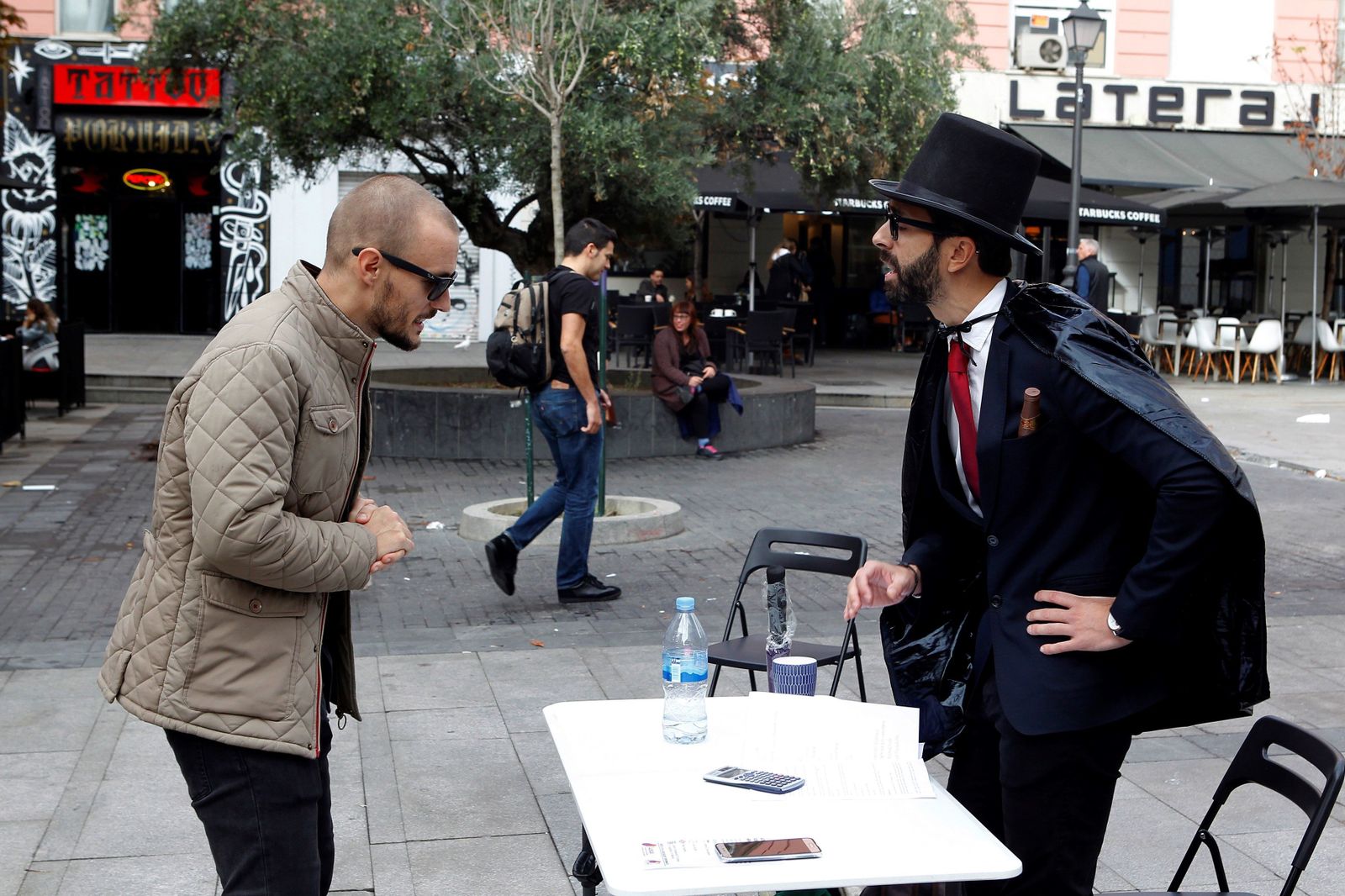 Punto de información de Adicae en Madrid para impulsar la organización de los afectados por "el sistemático abuso bancario".