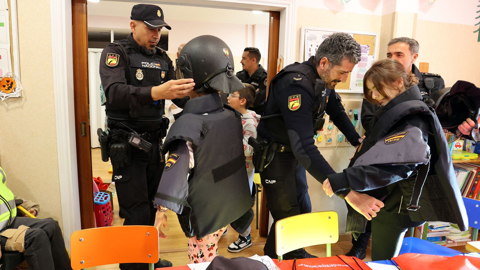 La Policía Nacional de Jerez con los niñ@s hospitalizados en el Hospital Universitario