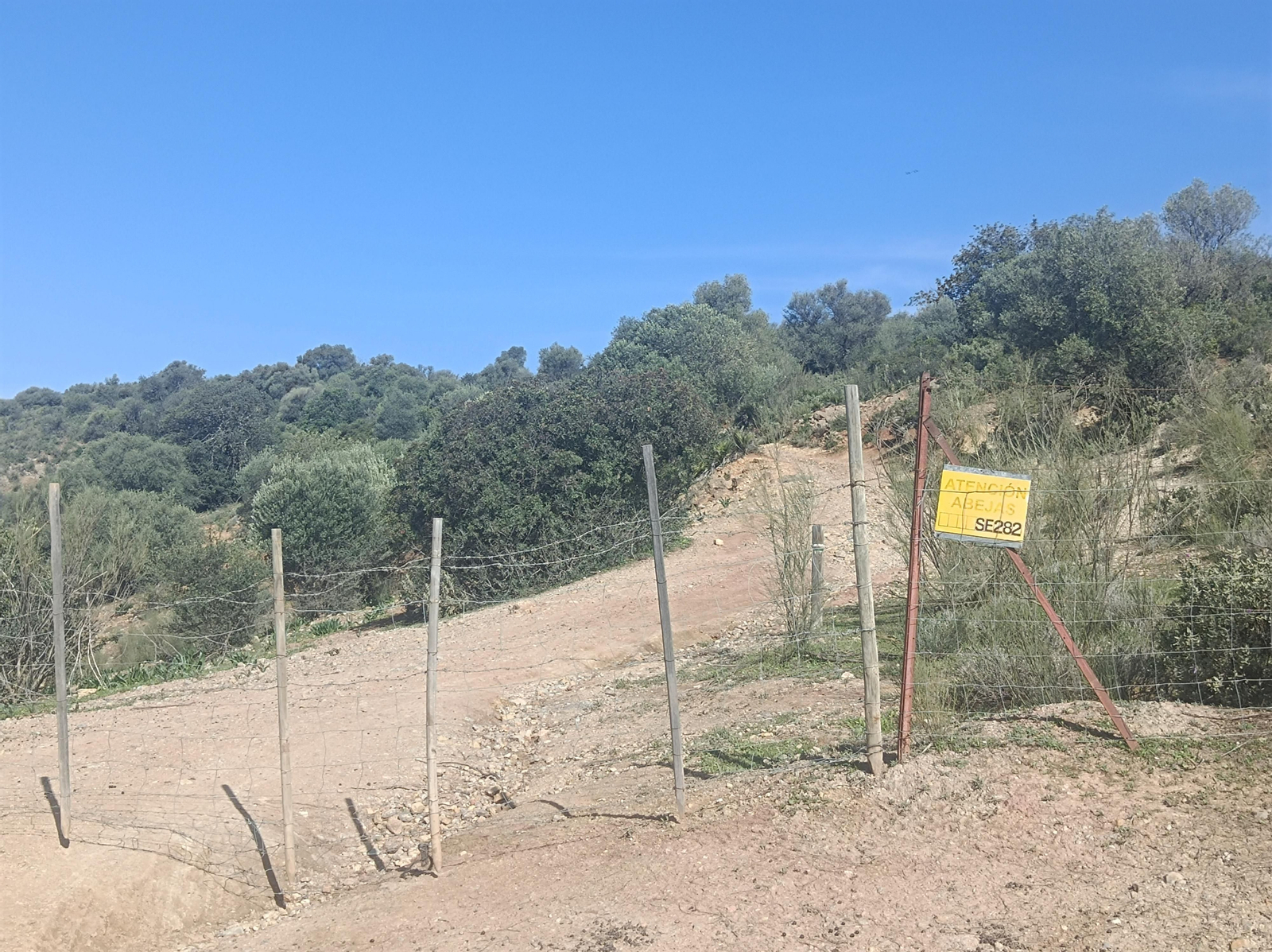 Tenemos que cruzar esta cancela.