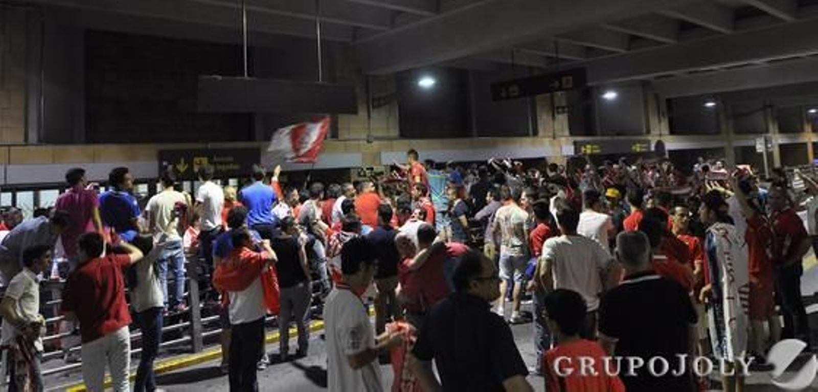 Cientos de aficionados en el aeropuerto.

Foto: Manuel Gomez
