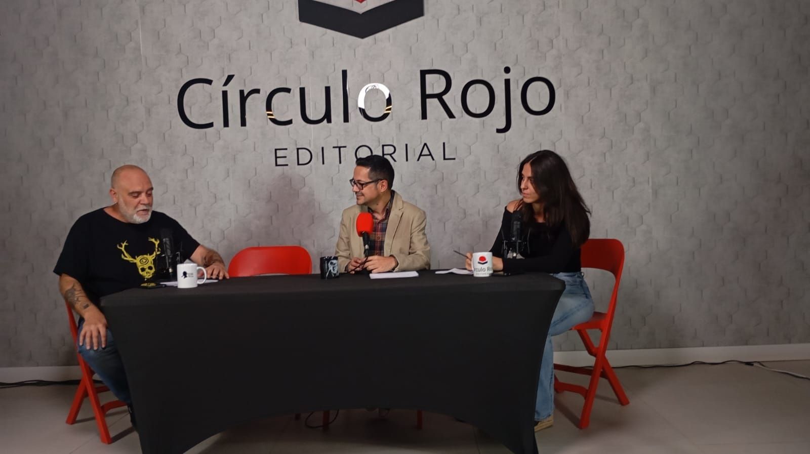 Óscar Fábrega con Alberto Cerezuela, director de Círculo Rojo y Madeleine Sánchez.