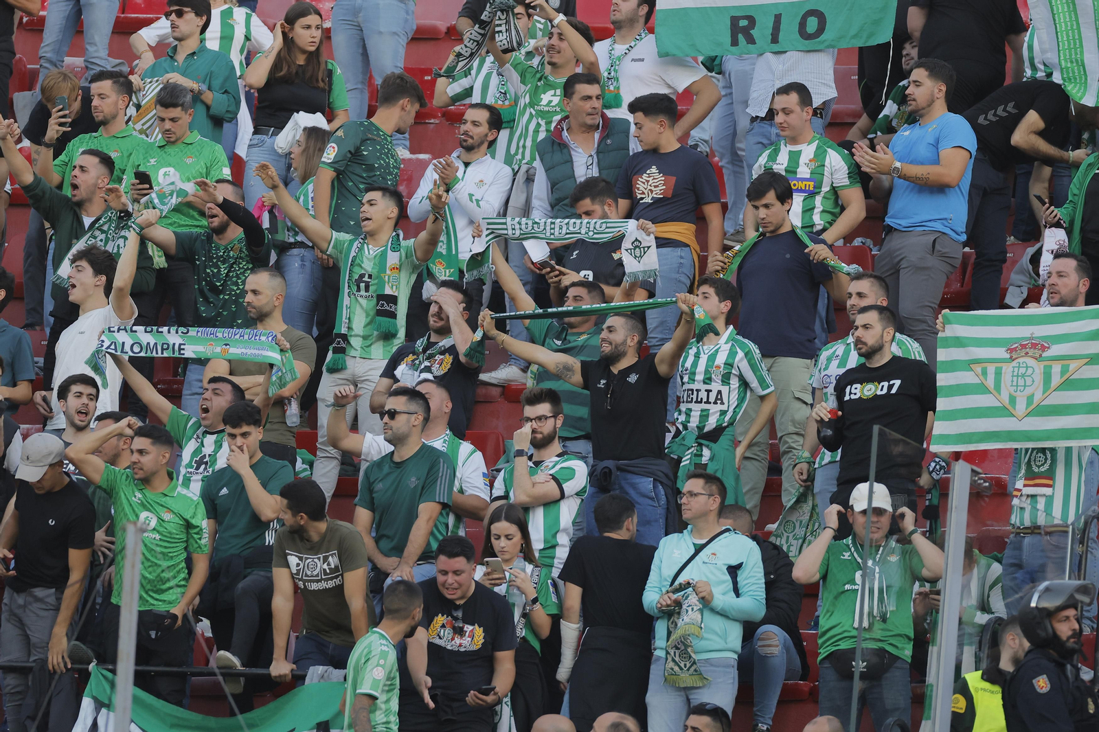 Búscate en las fotos del Sevilla-Betis