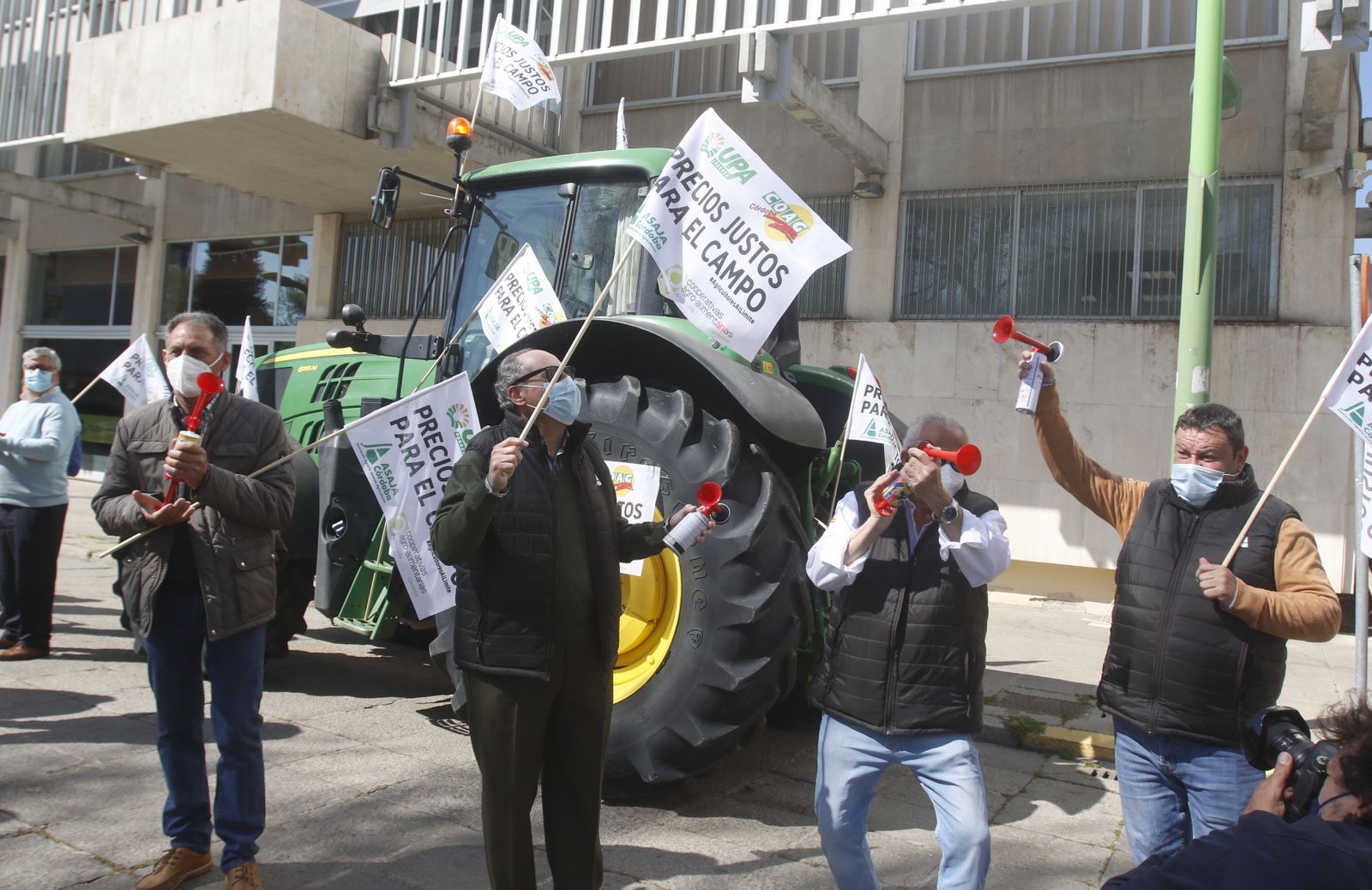 Manifestantes del sector agrario cordobés frente a la Subdelegación del Gobierno.