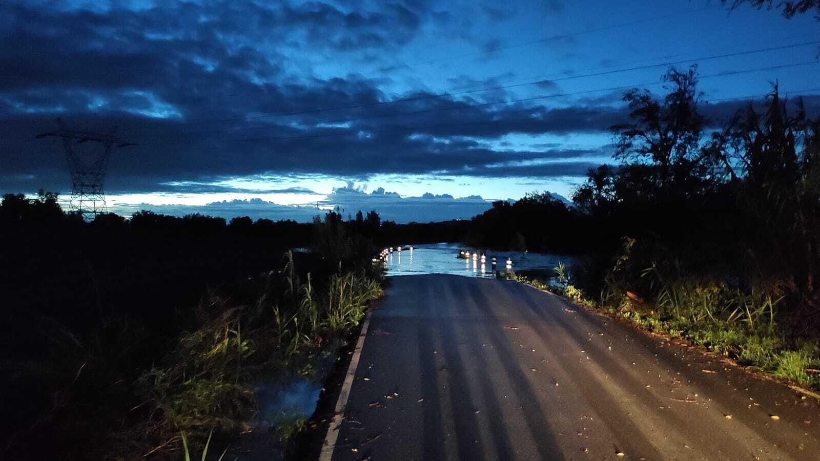Carretera anegada en Villarrasa.