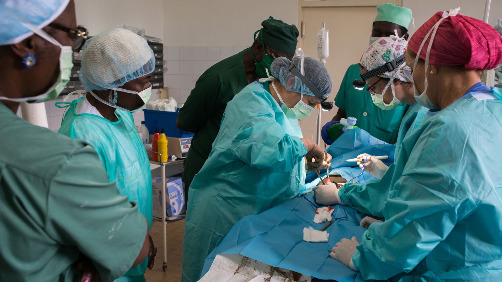 Miembros de la Asociación Andaluza de Cooperación Sanitaria durante una intervención en el Hospital Regional de Foumban bajo la atenta mirada de sanitarios coruñeses.