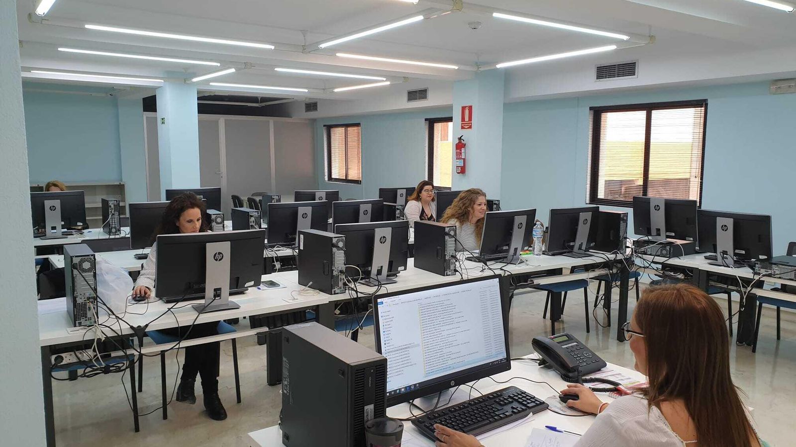 Empleados públicos trabajando en una de las oficinas del SEPE sin atención presencial durante el estado de alarma