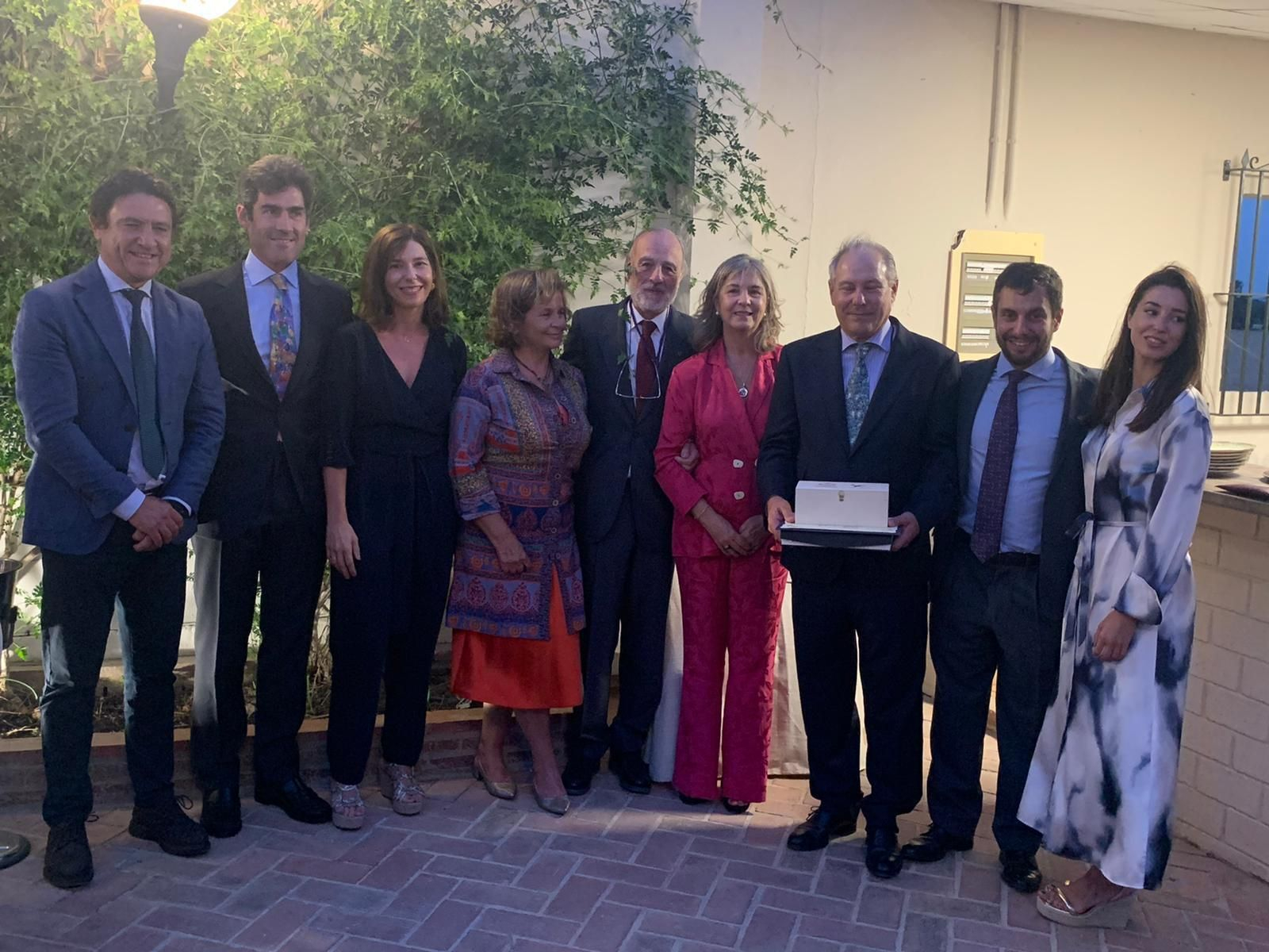 José Manuel Martín, director gerente de Montesierra, con su familia tras recibir anoche el premio a la Excelencia Agroalimentaria en El Bichero.