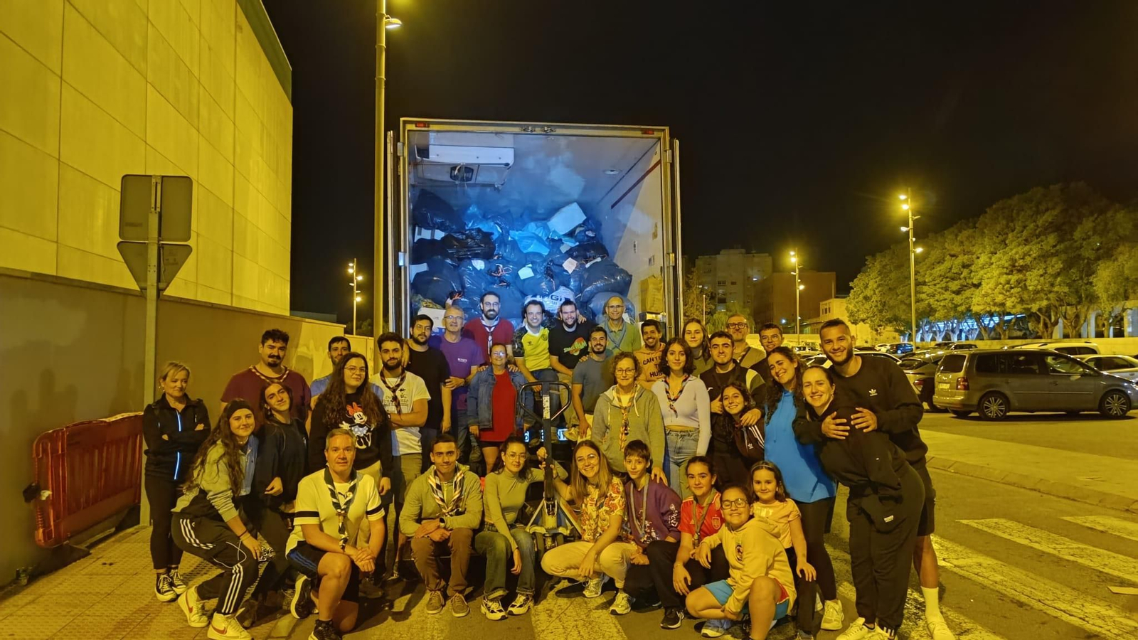 Luis Suárez y su pareja, Caroline, con los miembros del barrio y la parroquia de San Luis de Gonzaga junto al camión ya cargado