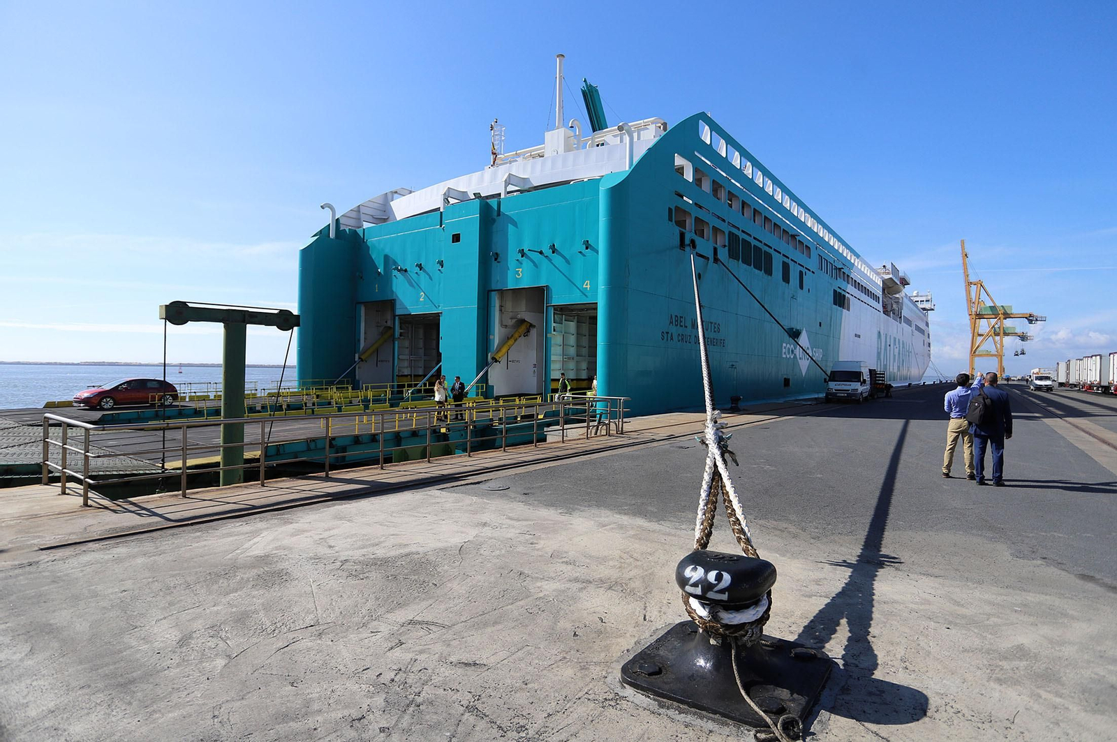 Imágenes de la llegada de un buque de Baleària al Puerto de Huelva