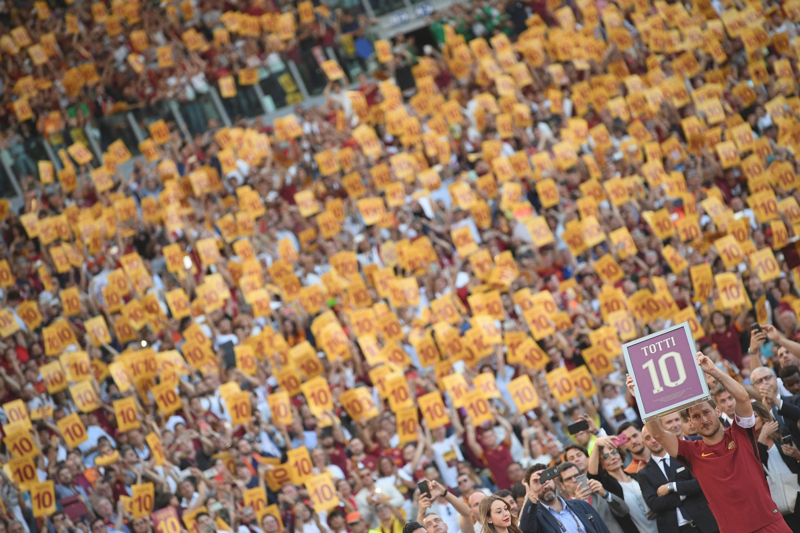 Francesco Totti alza su ya mítico dorsal 10 en su homenaje de despedida, ayer, a la conclusión del Roma-Genoa.