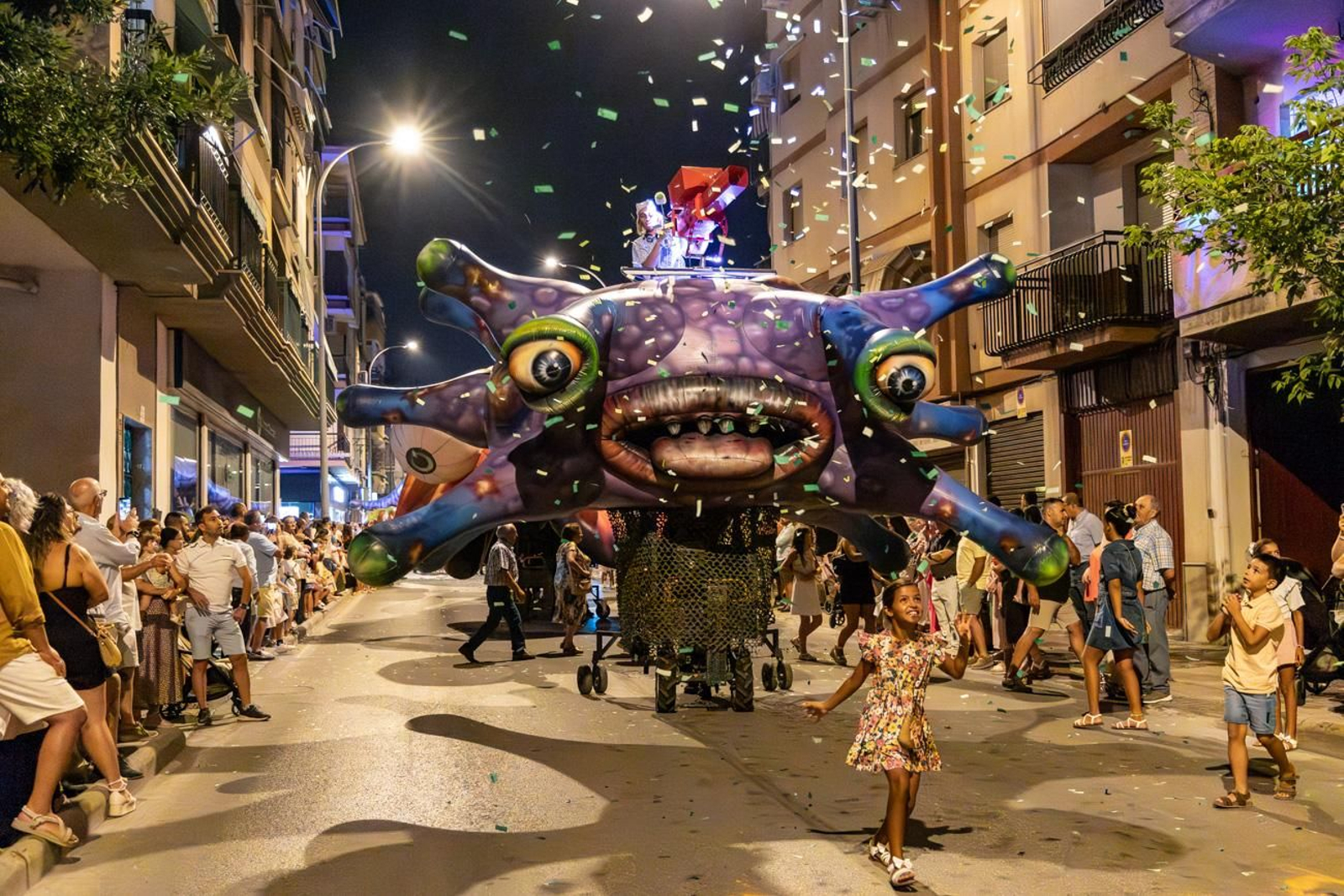 Pasacalles inaugural, fuegos artificiales e iluminación de la portada de feria y del recinto ferial de la Feria de San Bartolomé en Martos