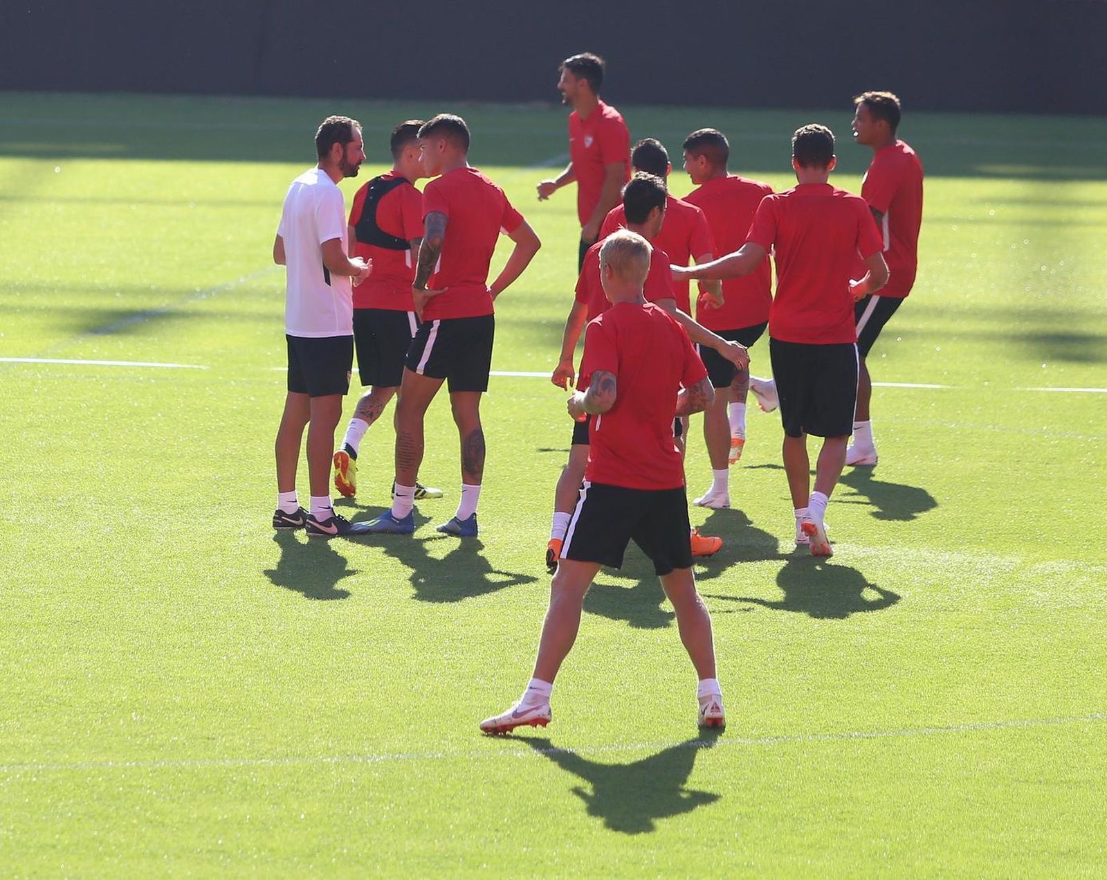 Pablo Machín conversa con Joaquín Correa en el entrenamiento del miércoles.
