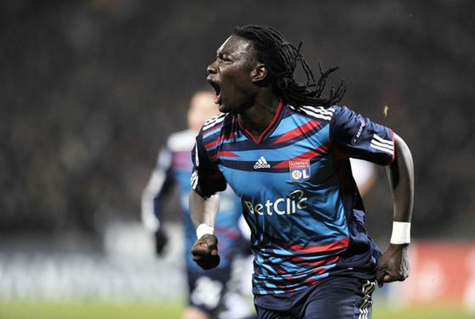 Gomis celebra el gol del empate del Olympique de Lyon. / AFP